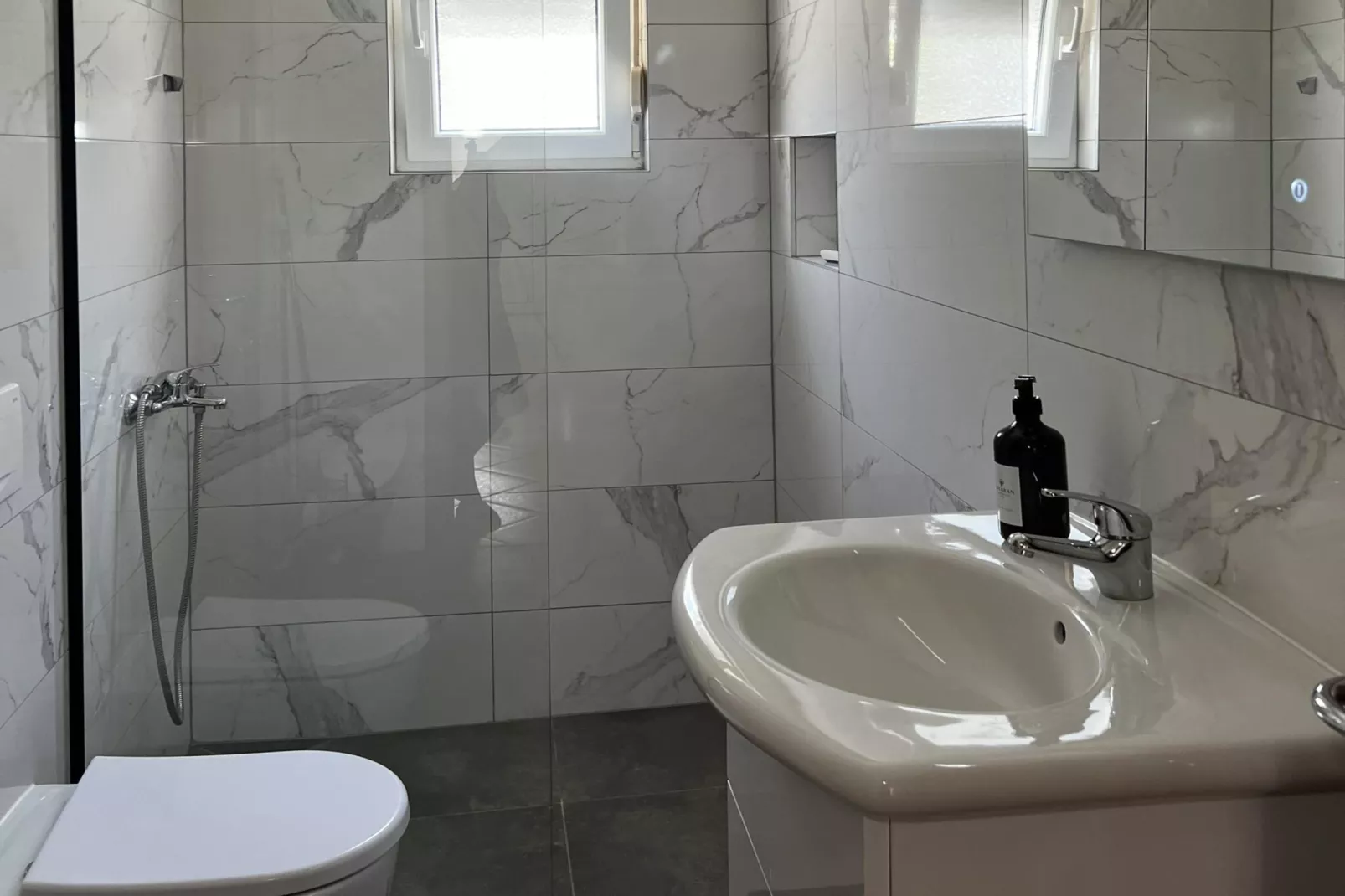 Apartment Lavaran 1 - Badkamer