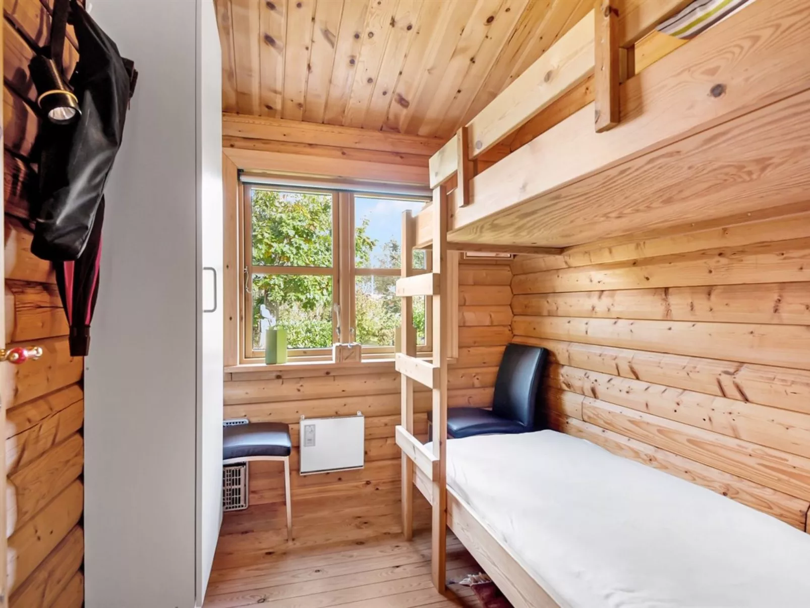 "Tjarko" - 690m to the fjord - Binnen