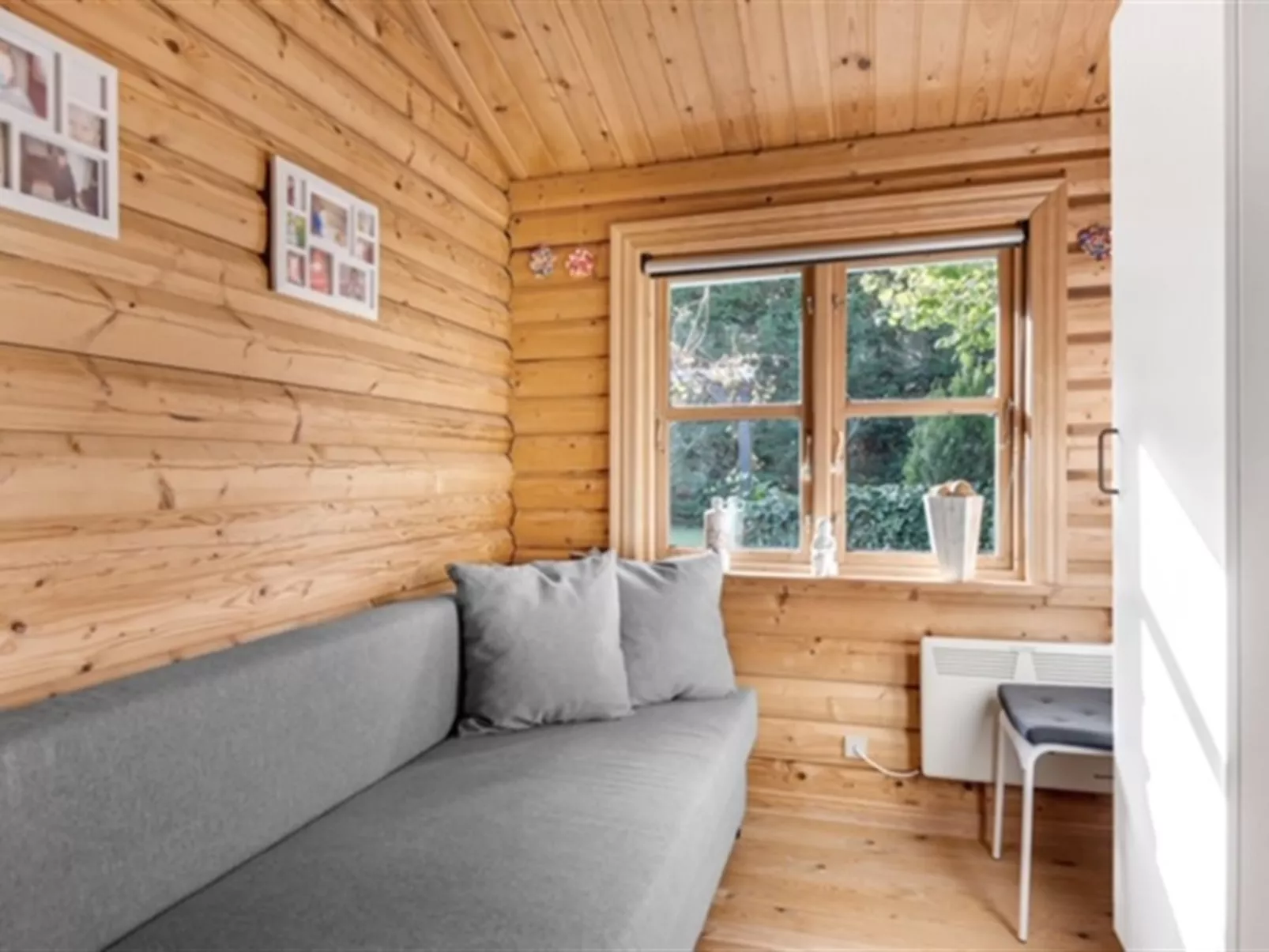 "Tjarko" - 690m to the fjord - Binnen