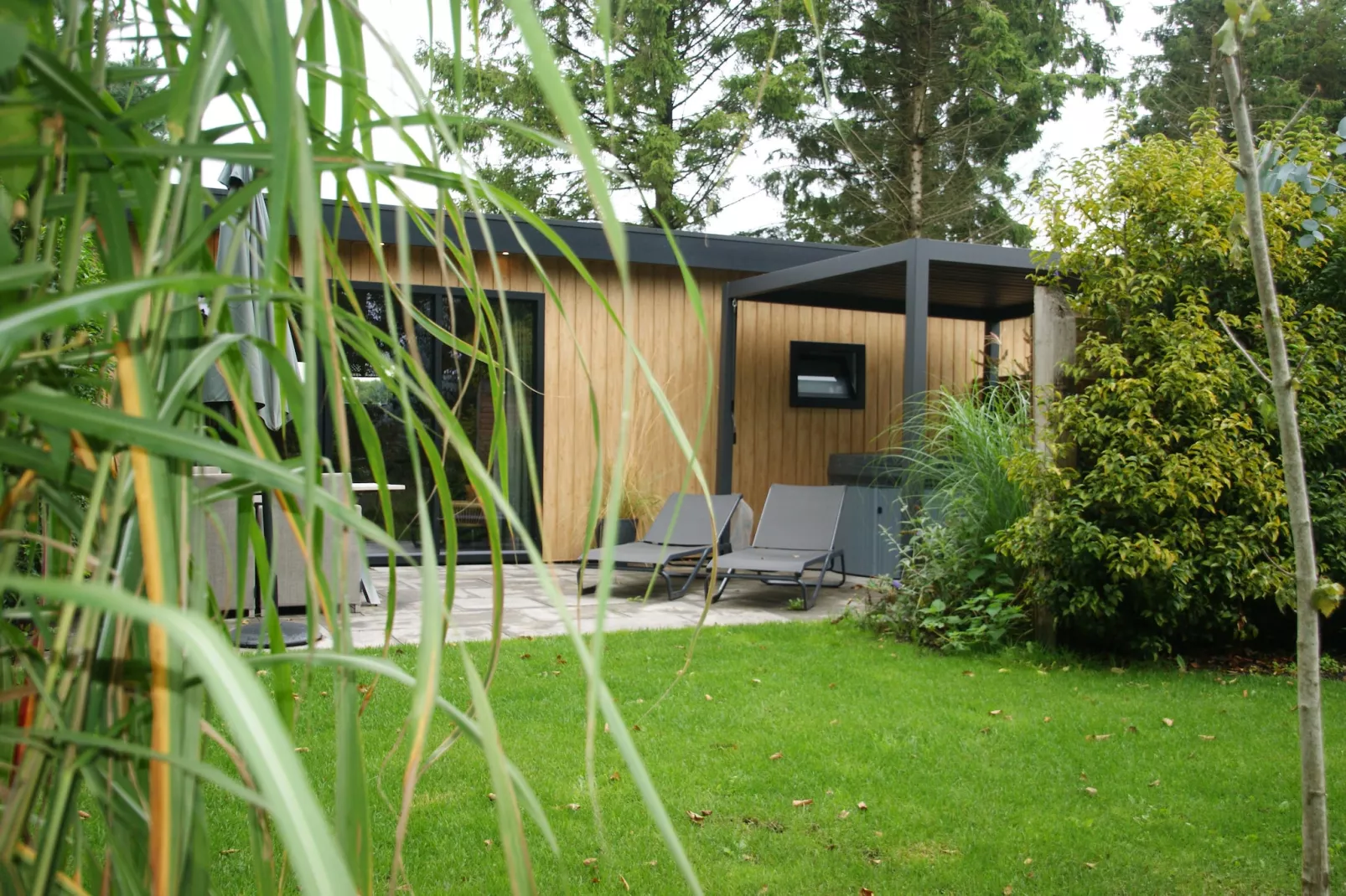 Wellnesslodge Scholekster 4p - Tuinen zomer