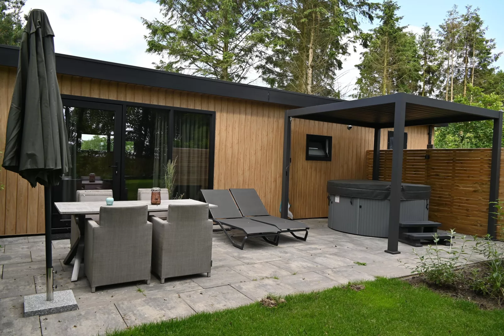 Wellnesslodge Scholekster 4p - Buitenkant zomer
