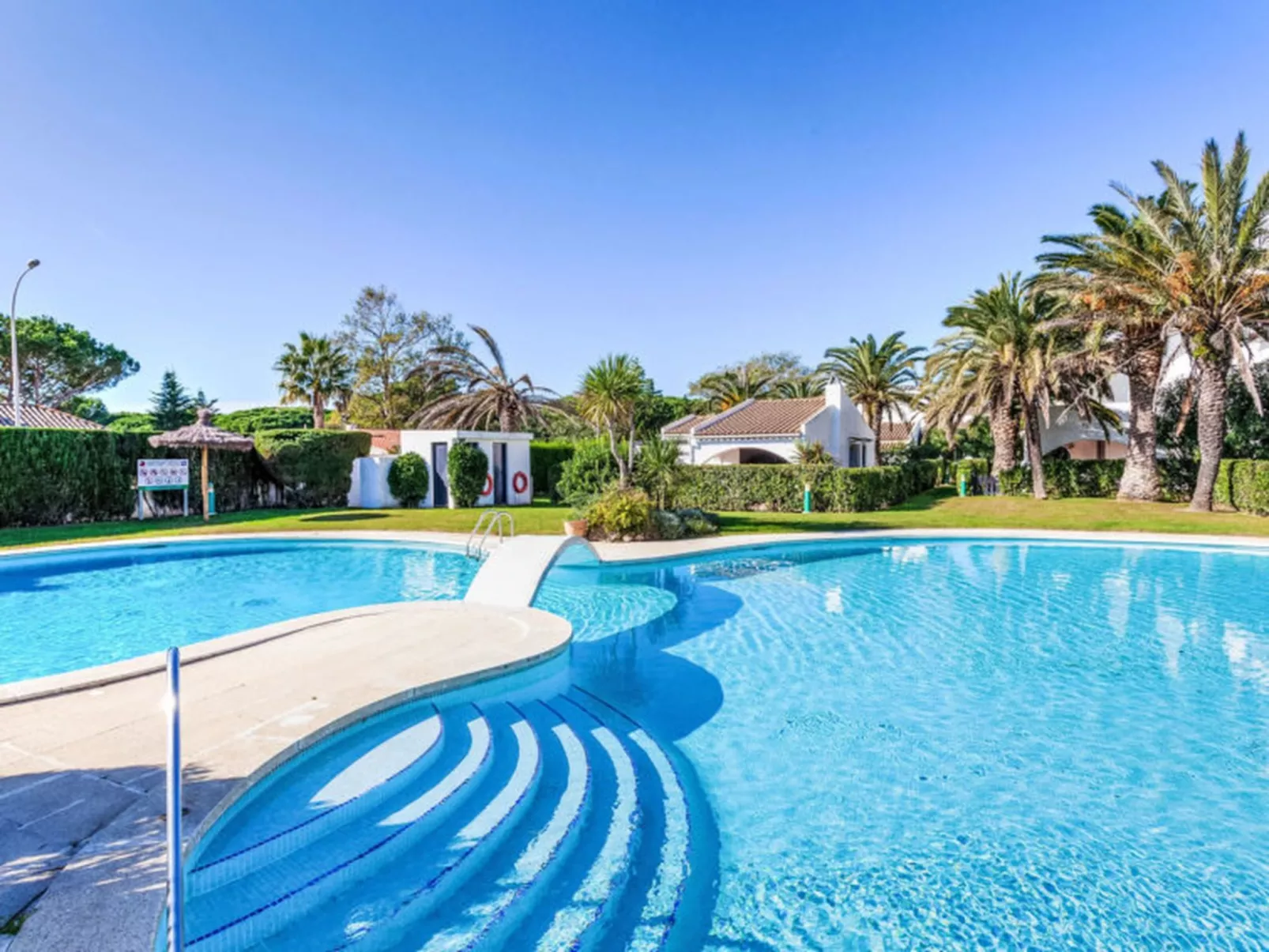 Green garden & house Pals Beach