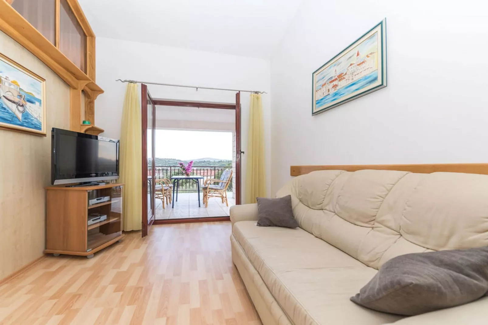 Relaxing Holiday Home with Pool, Fitness Area, and Entertainment Facilities - Six Bedroom Holiday Home