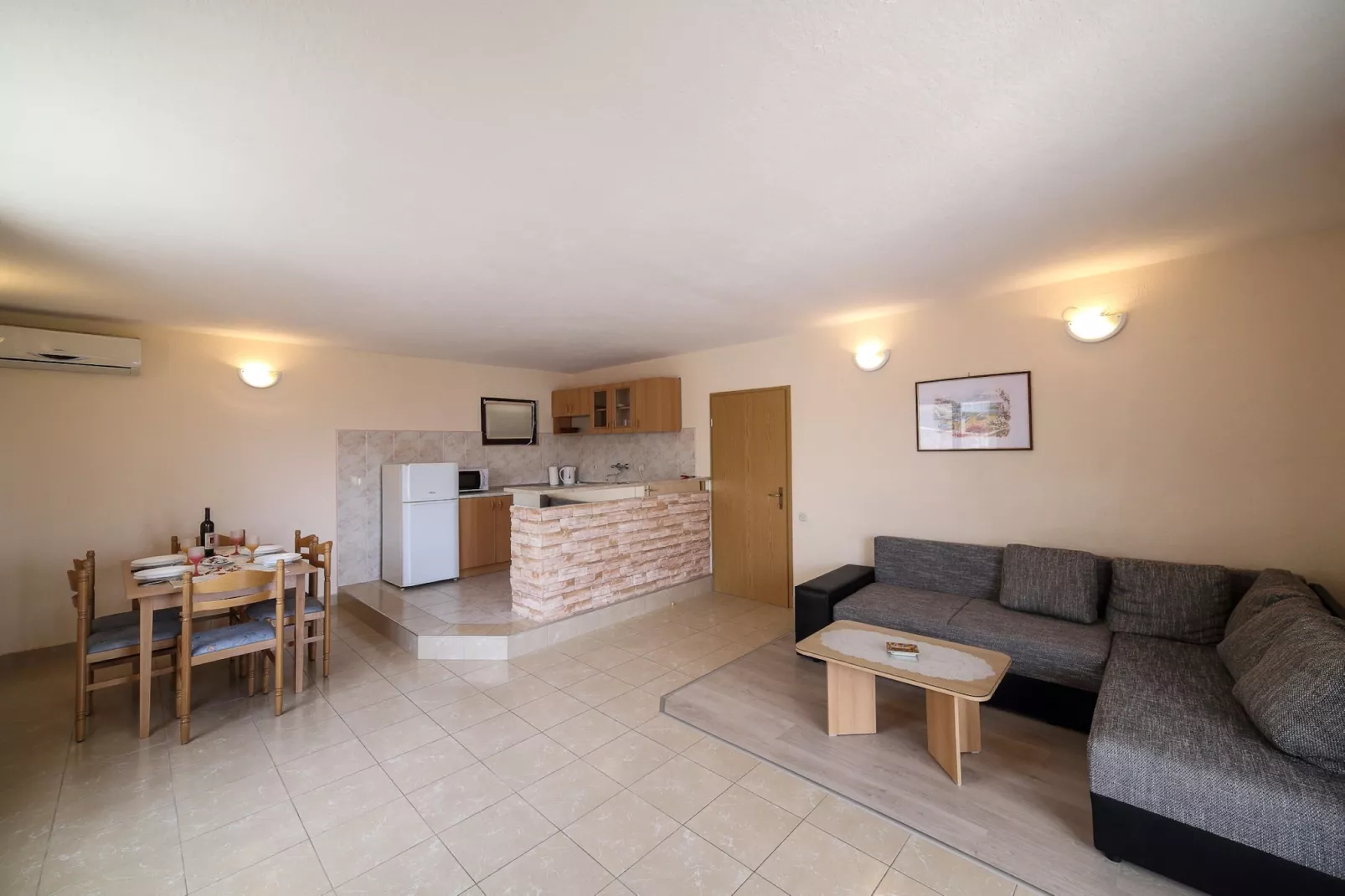 Cozy Beachfront Holiday Home Slatine - Five Bedroom Holiday Home with Terrace and Sea View
