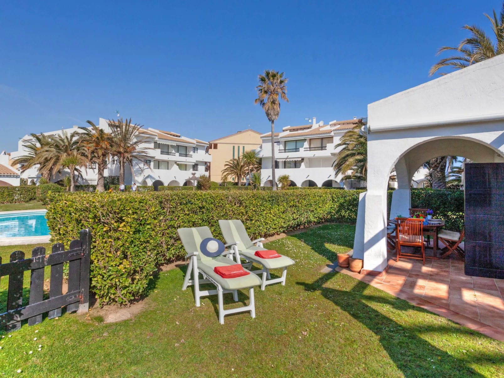 Green garden & house Pals Beach - Buiten