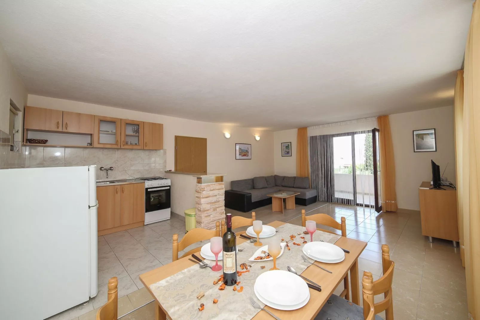 Cozy Beachfront Holiday Home Slatine - Five Bedroom Holiday Home with Terrace and Sea View