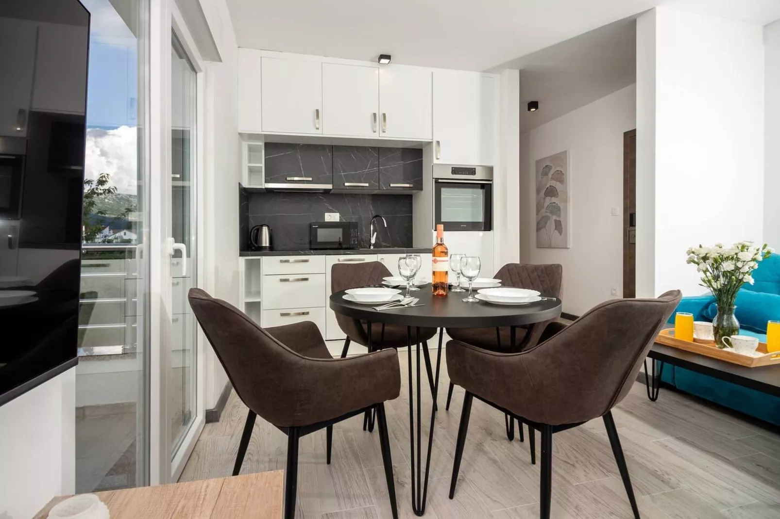 Modern Apartments with Private Balcony - Deluxe One Bedroom Apartment (Owner S3) - Eetkamer