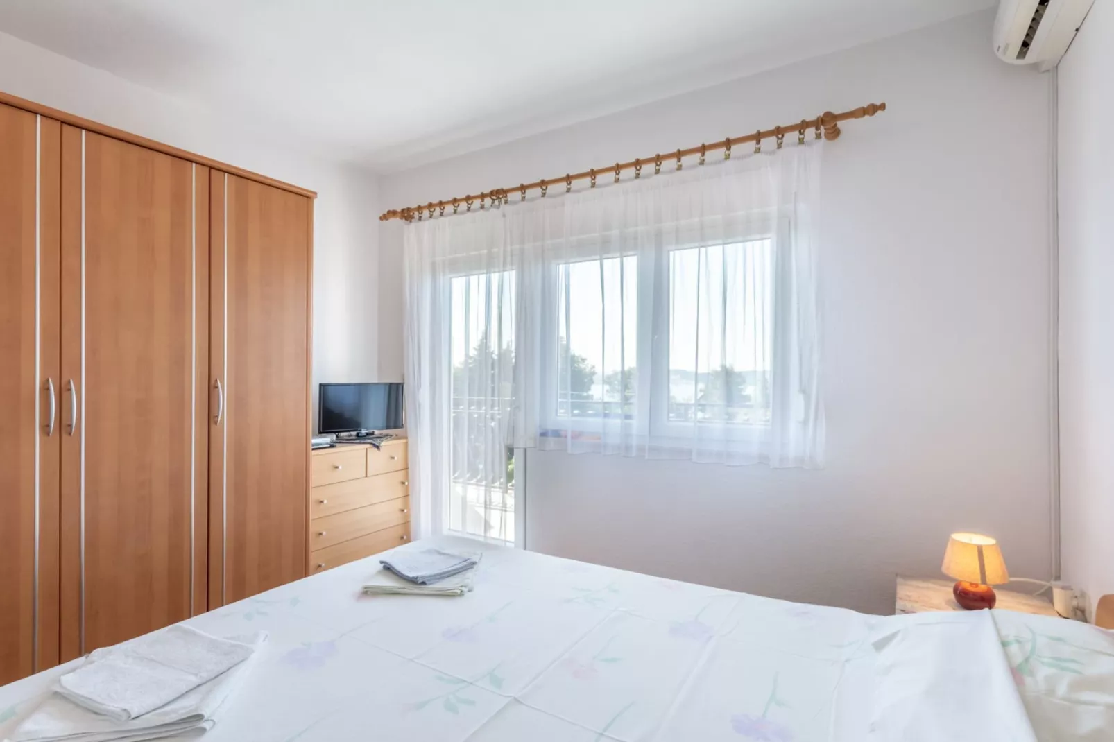Charming Trogir Apartments with Balcony - One Bedroom Apartment with Balcony - Slaapkamer