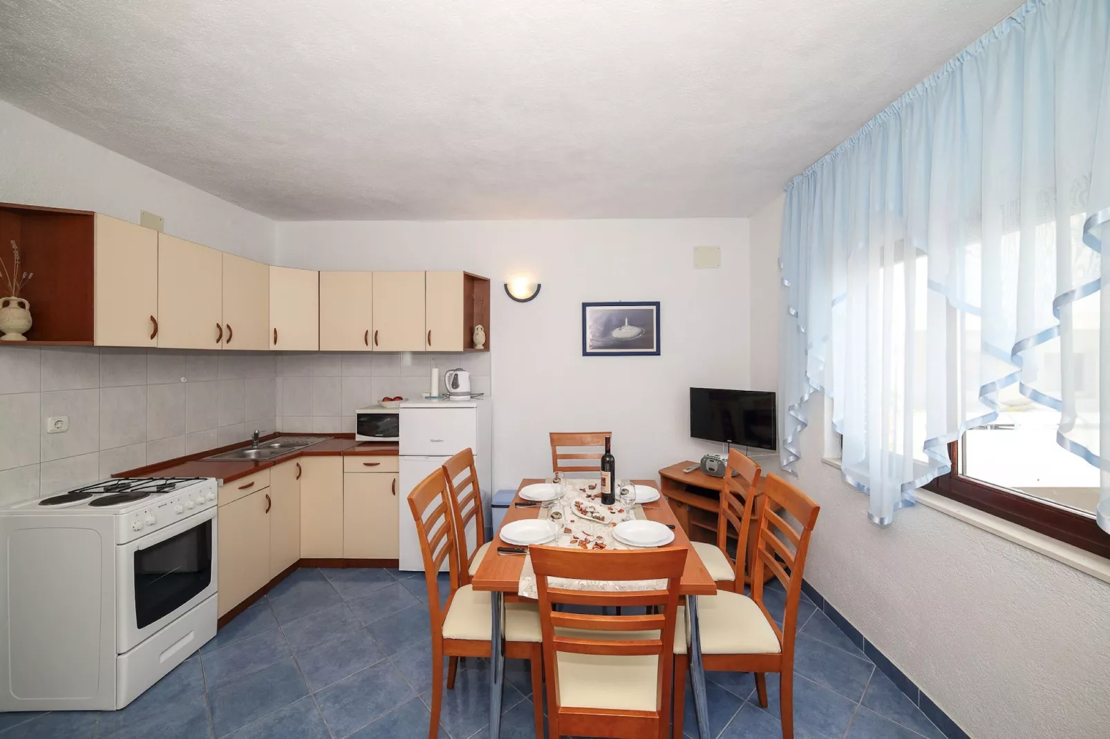 Cozy Beachfront Holiday Home Slatine - Five Bedroom Holiday Home with Terrace and Sea View - Keuken