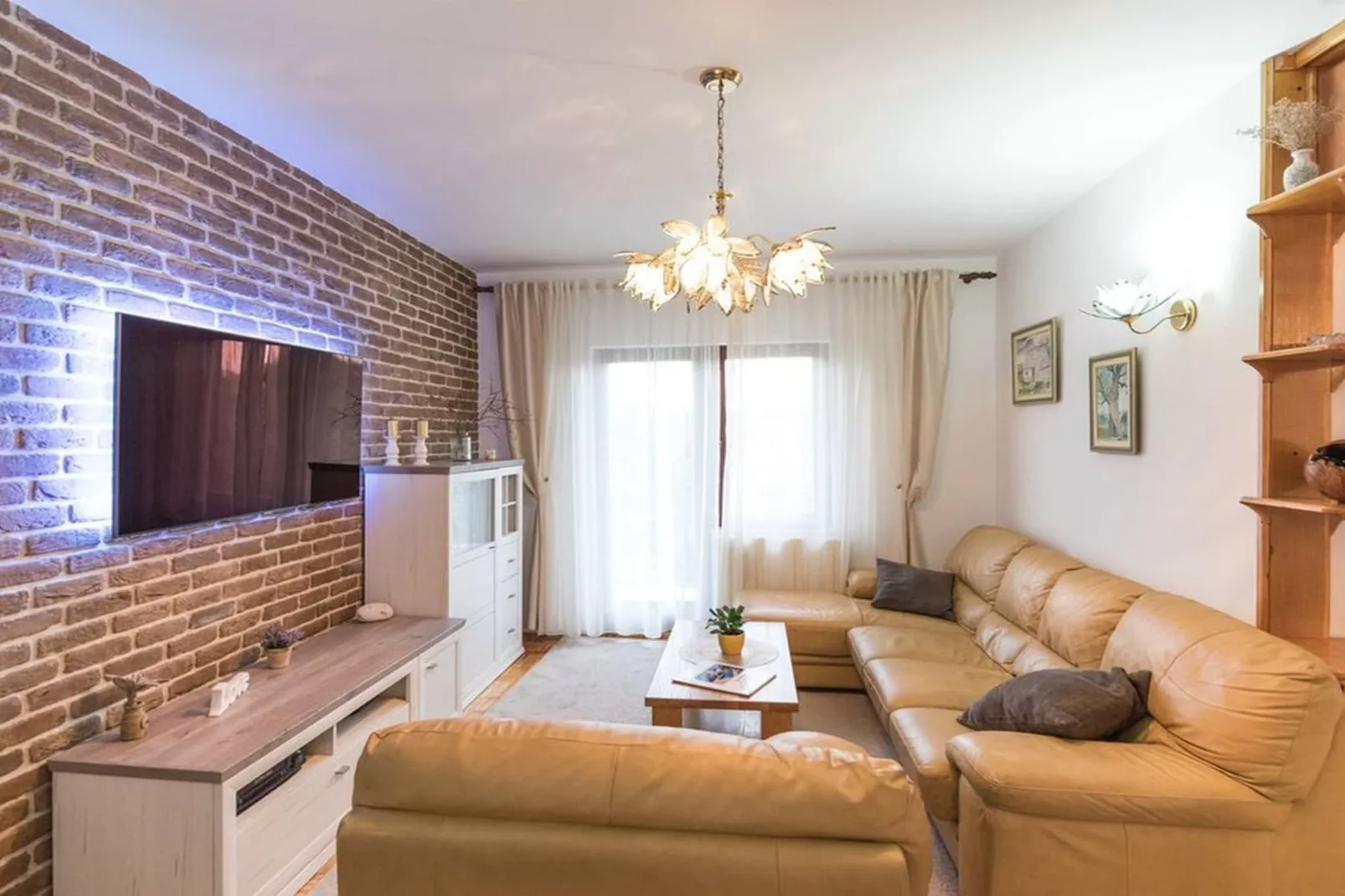 Relaxing Holiday Home with Pool, Fitness Area, and Entertainment Facilities - Six Bedroom Holiday Home - Woonkamer