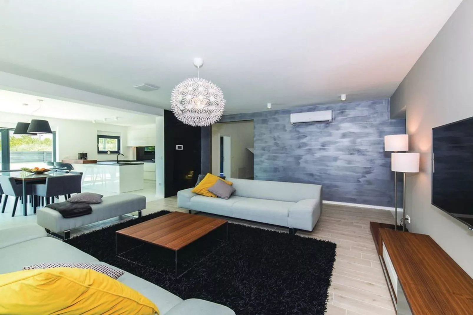 Modern Kastel Villa with Private Pool, Gym, and Large Outdoor Space - Eight Bedroom Villa - Woonkamer
