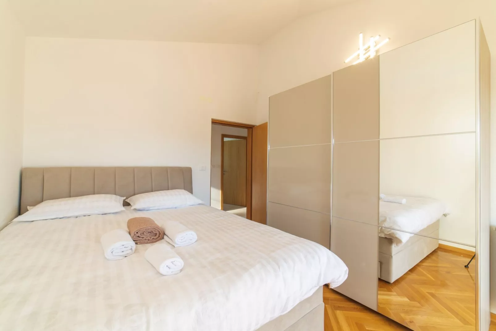 Idyllic Getaway Lovrec Villa with Pool - Five Bedroom Villa with Pool - Slaapkamer