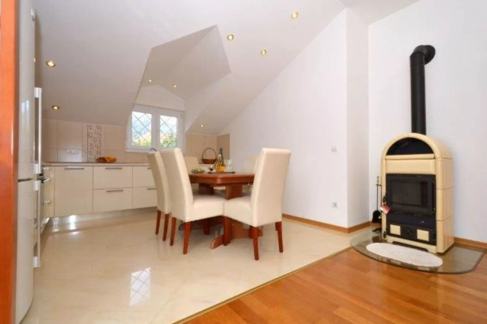 Bright Kaštela Apartment with Balcony and Private Parking - Two Bedroom Apartment - Keuken