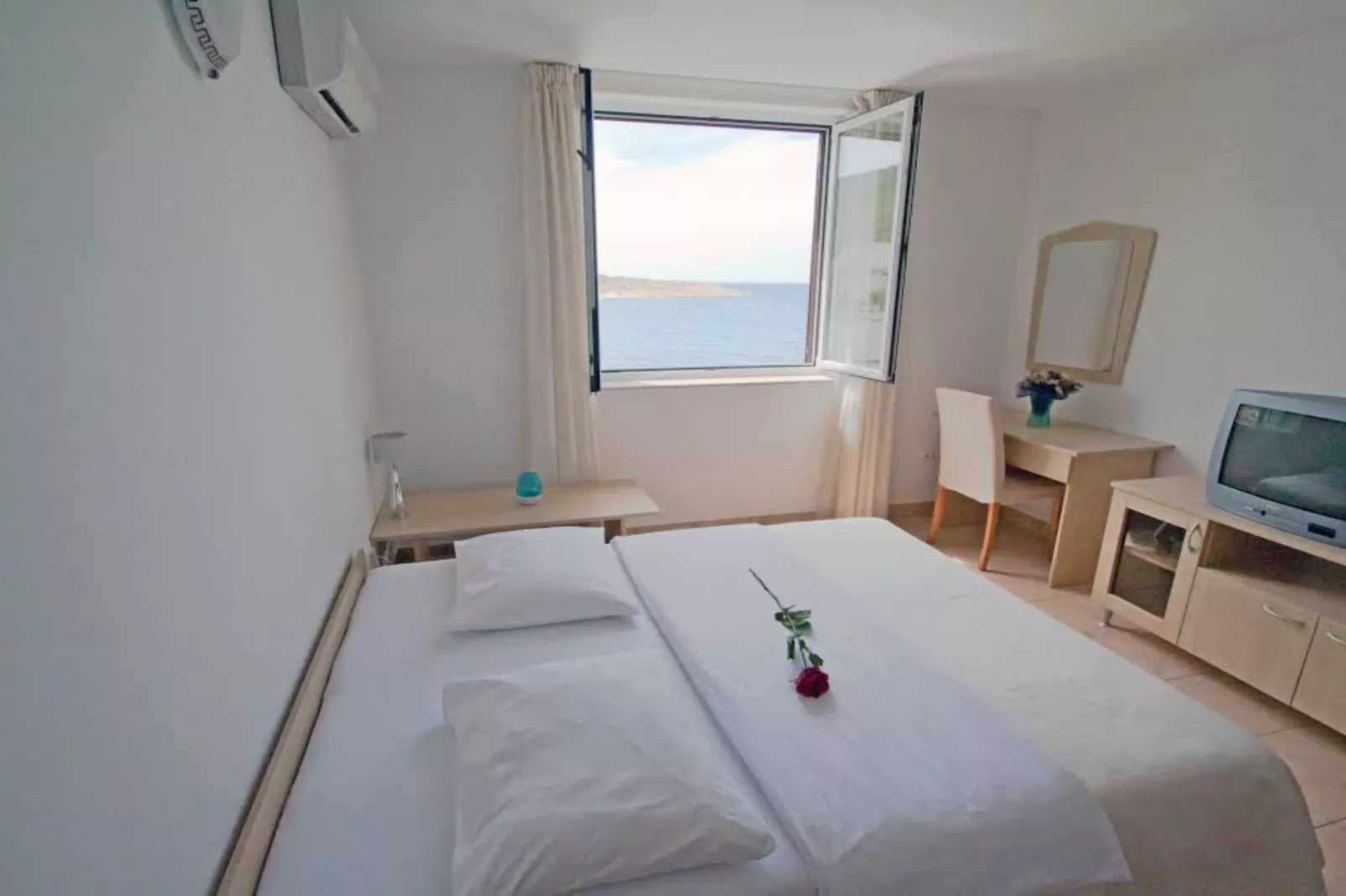 Beachfront Apartments Tamarix - Studio Apartment 1 - Slaapkamer