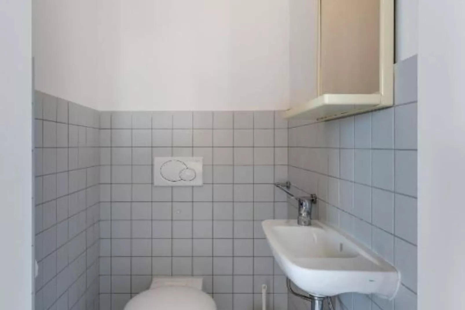 Beachside Serenity Apartments in Barbot - One Bedroom Apartment with Balcony (Owner YELLOW) - Badkamer