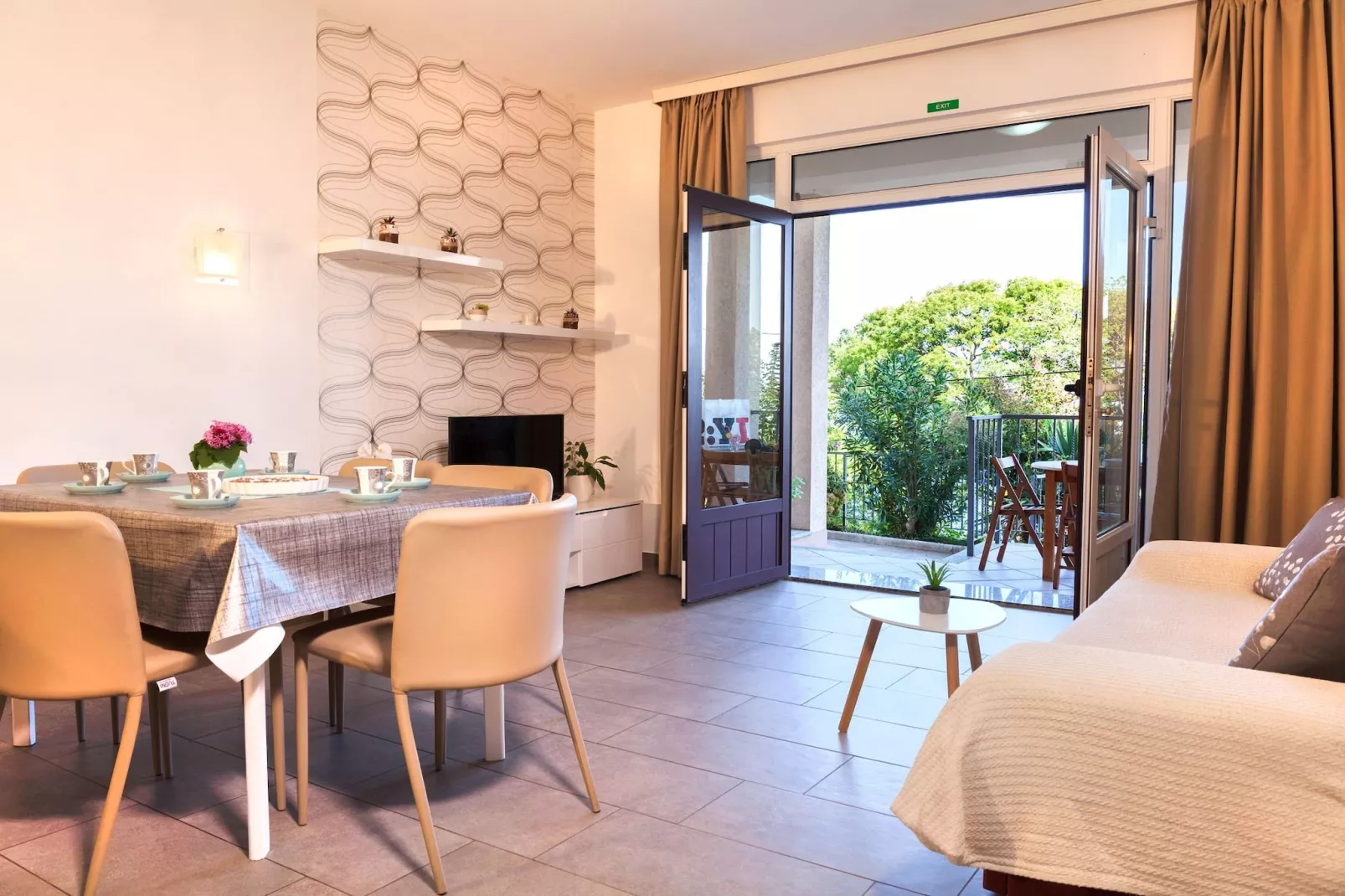 Splendid Beachfront Medveja Apartments - Deluxe Two Bedroom Apartment with Terrace and Sea View - Woonkamer