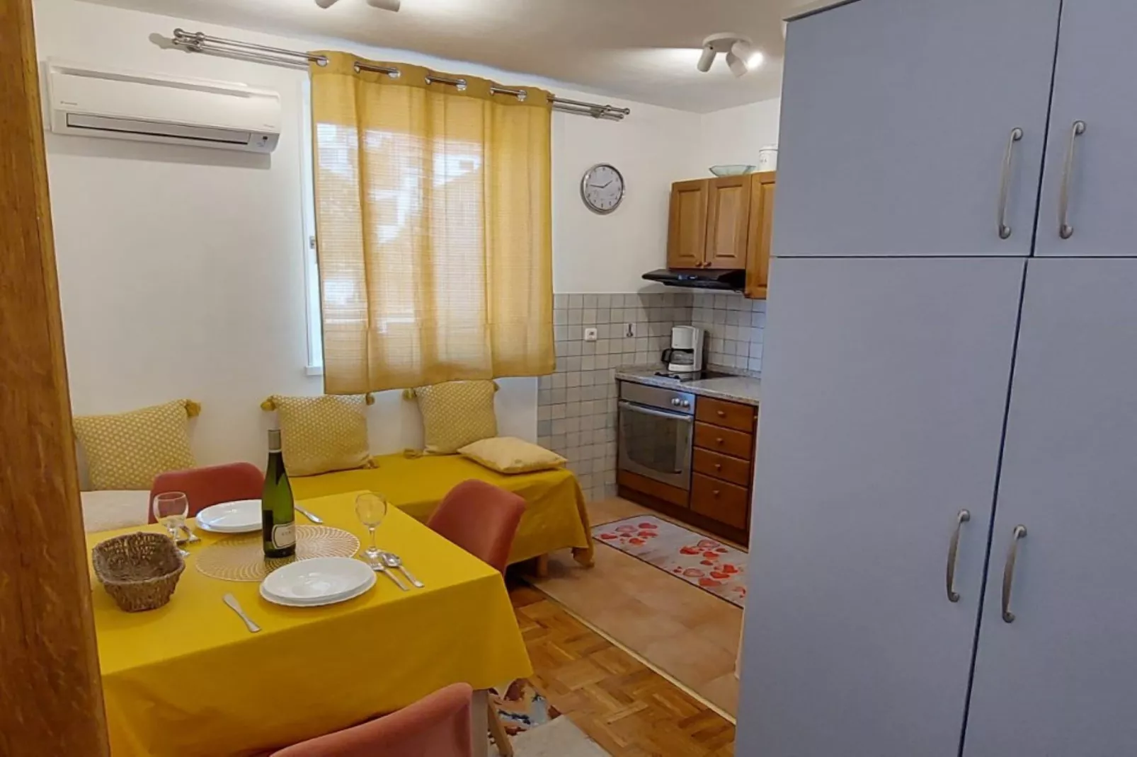Charming Crikvenica Beachfront Apartment - One Bedroom Apartment - Eetkamer