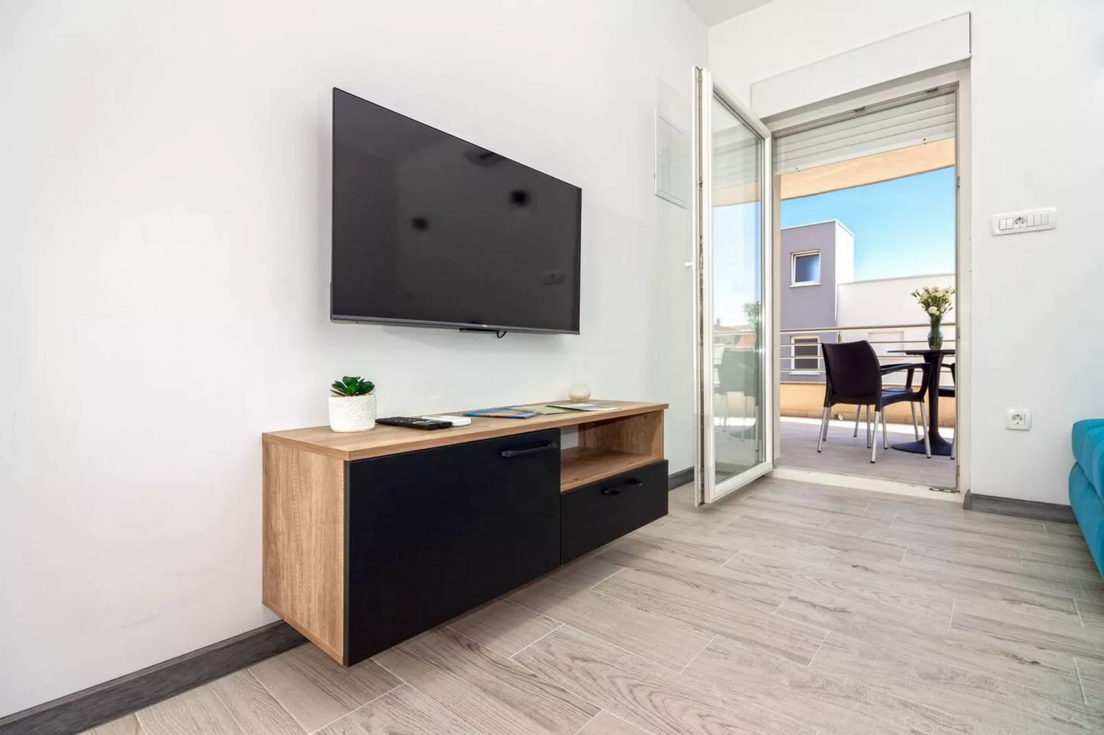 Modern Apartments with Private Balcony - Premium One Bedroom Apartment (Owner S2) - Woonkamer