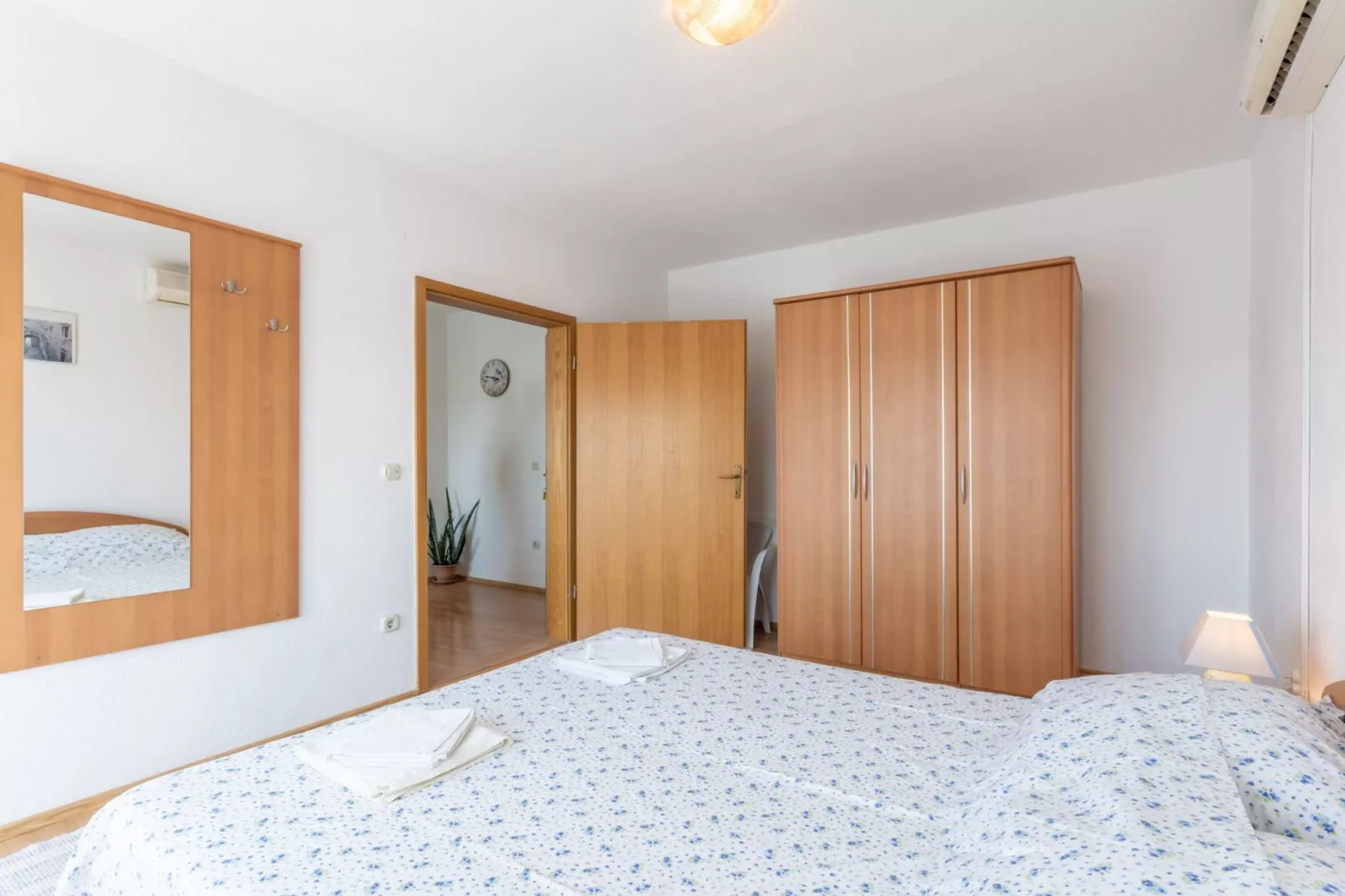 Charming Trogir Apartments with Balcony - Comfort One Bedroom Apartment with Balcony - Slaapkamer