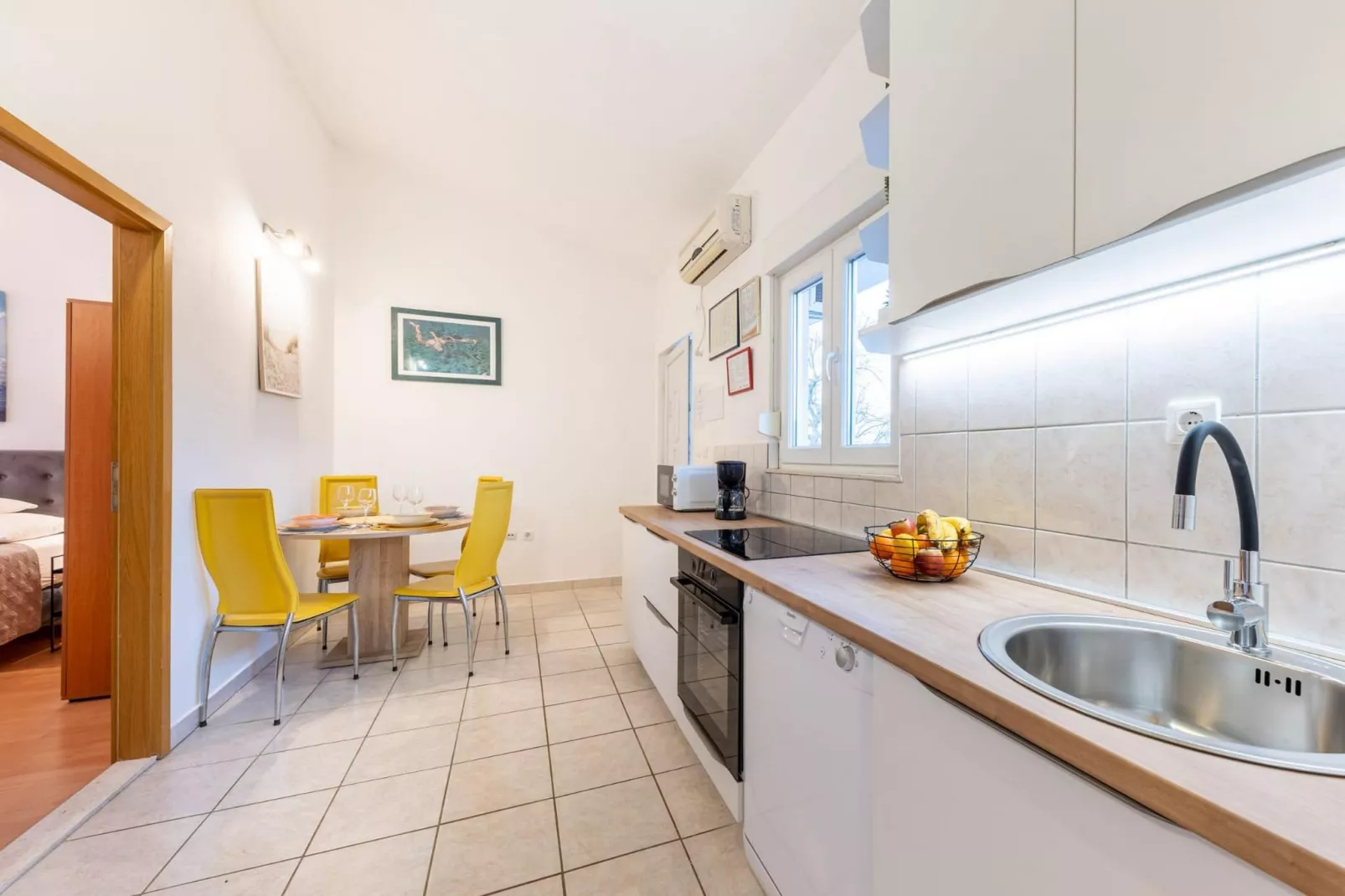 Spacious Prgomet Retreat with Private Pool, Fitness Centre, and Garden - Three Bedroom Villa - Keuken