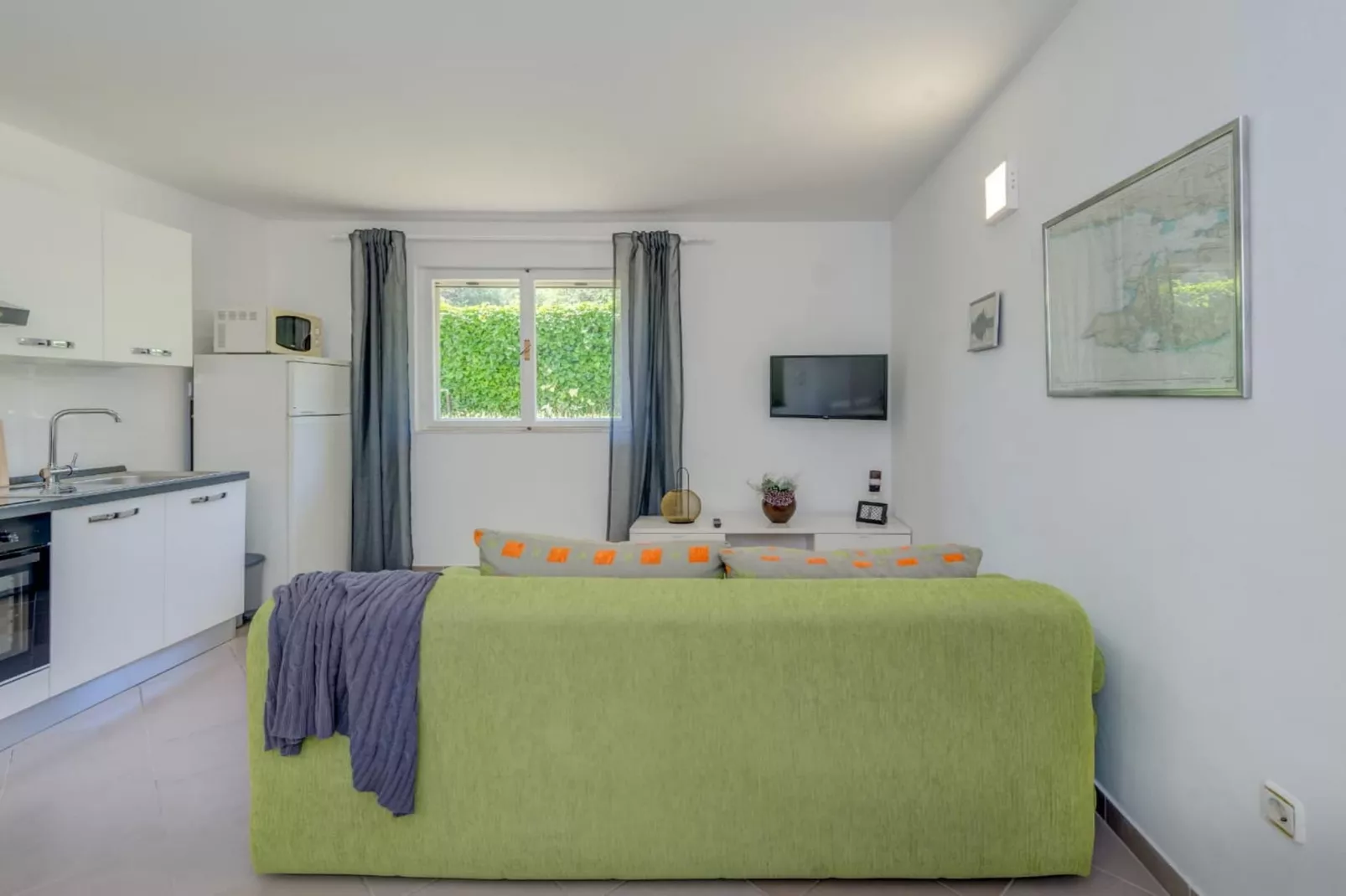 Seaside Getaway Holiday Home with Patio Slatine - Three Bedroom Holiday Home - Keuken