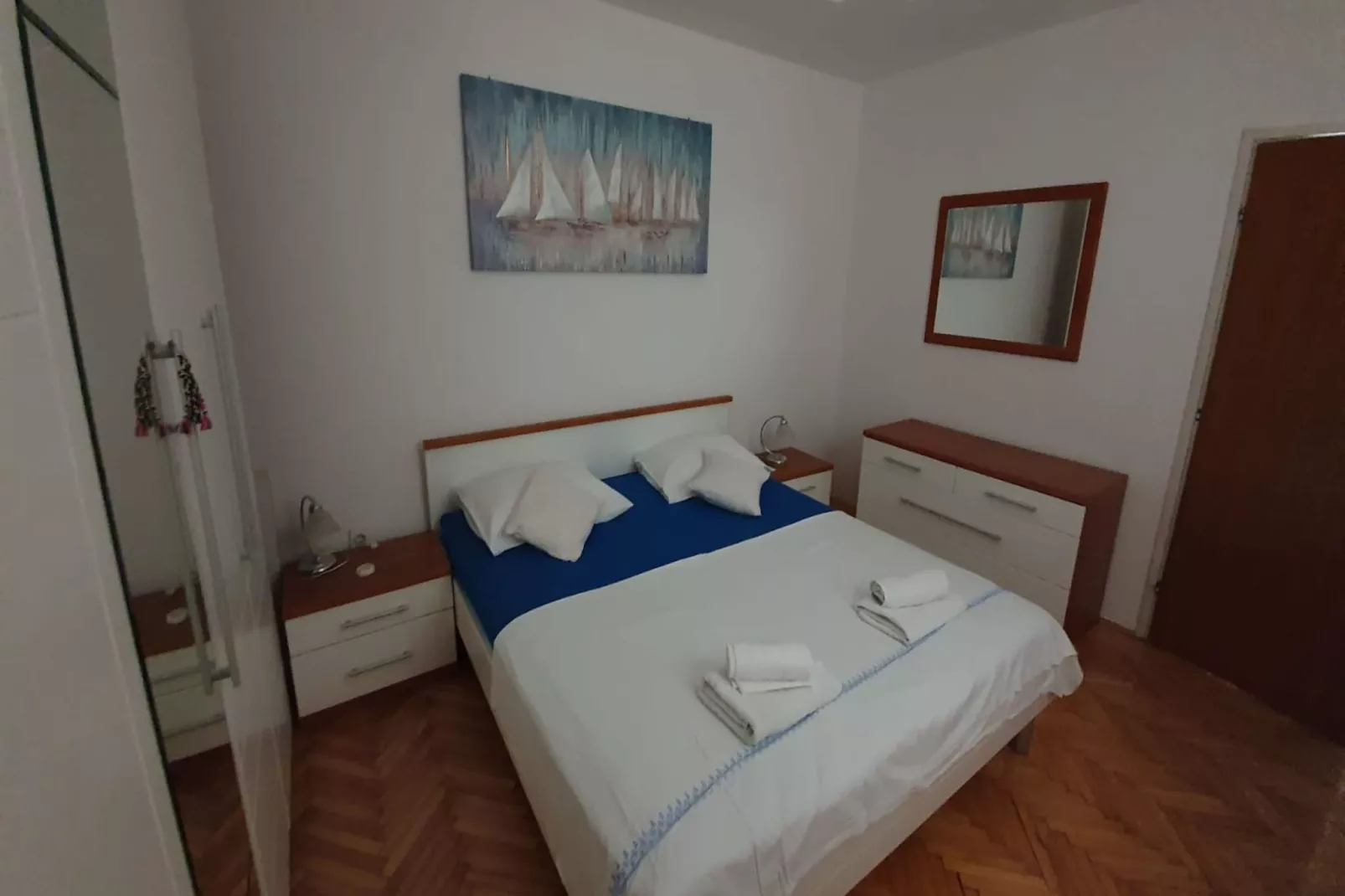 Spacious Apartment Steps from the Beach, with Private Terrace and Grill - Three Bedroom Apartment - Slaapkamer