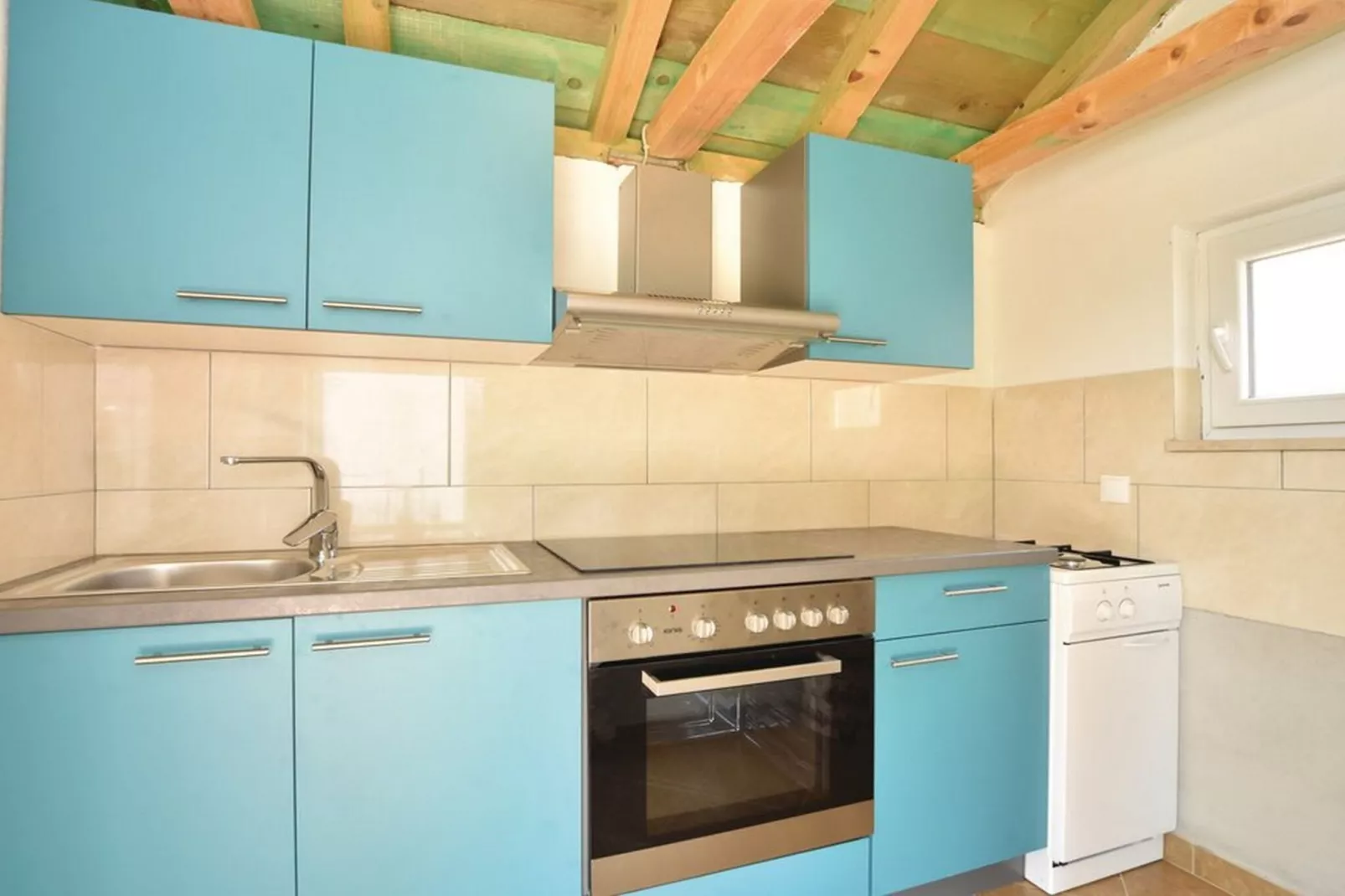 Serene Villa with Pool, BBQ, and Authentic Tavern Surrounded by Nature - Five Bedroom Holiday Home - Keuken