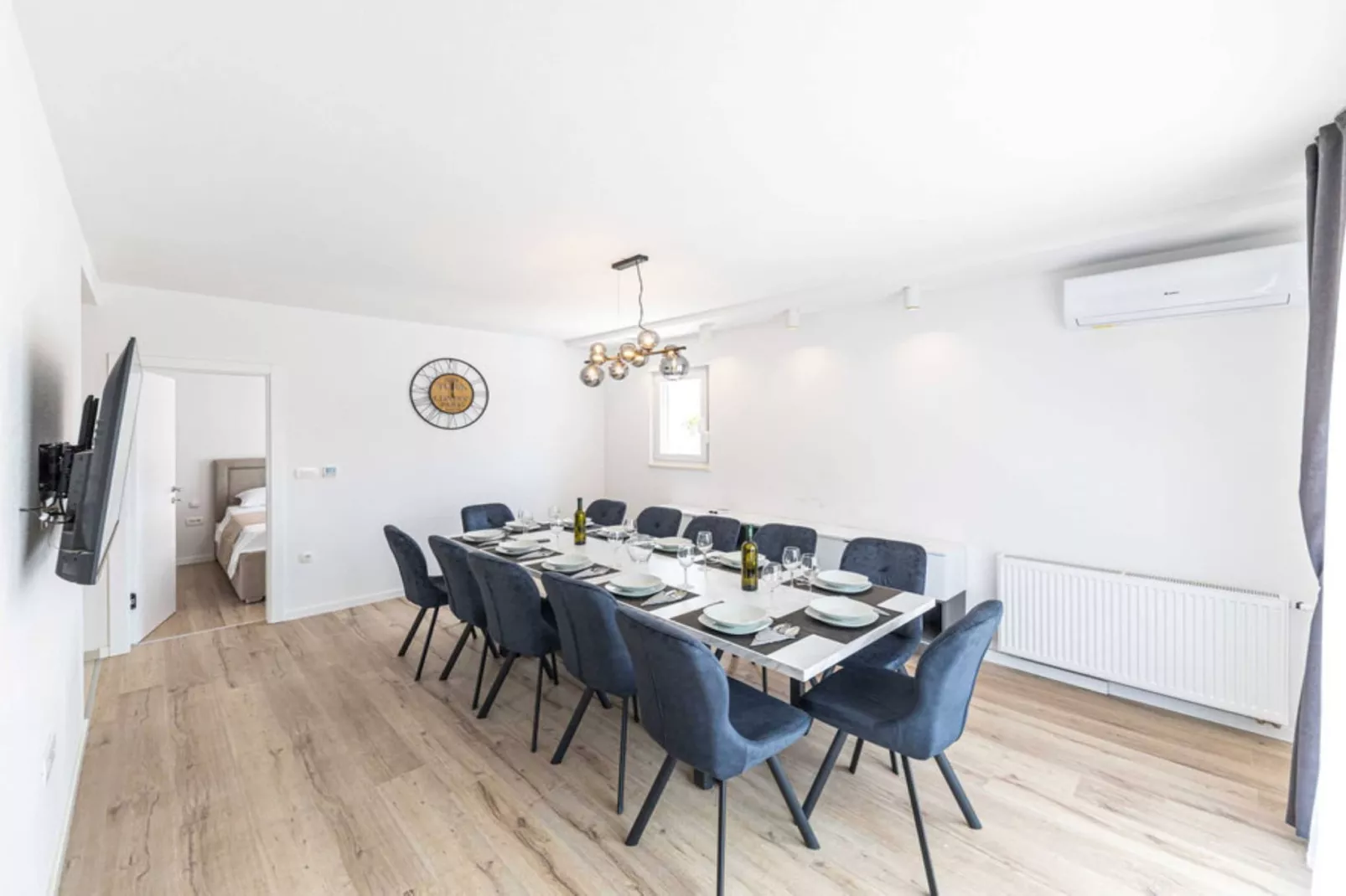 Expansive Retreat with Private Pool & BBQ, Near the Beach - Six Bedroom Villa - Eetkamer