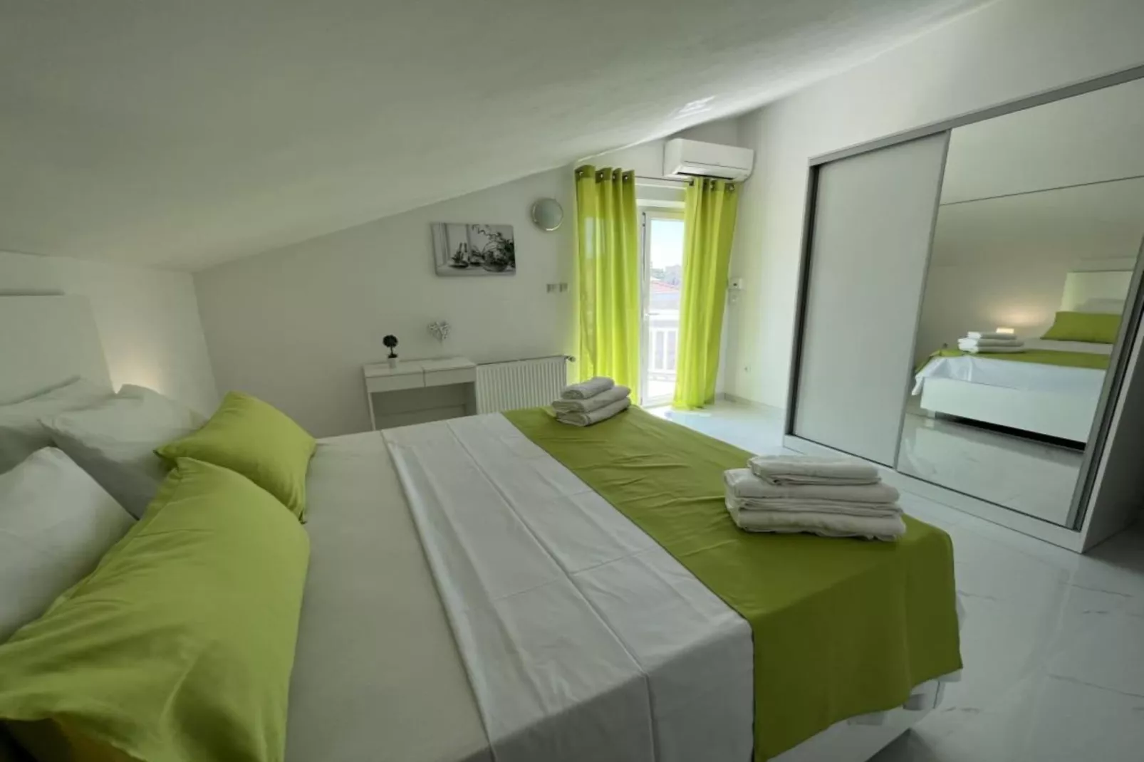 Villa Tomi- Classic Double Room With Sea View (9) - Slaapkamer
