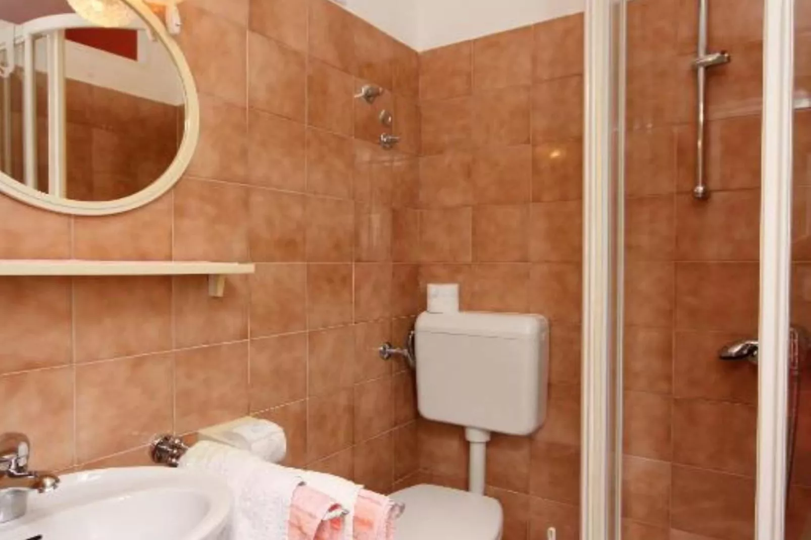 Beachside Serenity Apartments in Barbot - One Bedroom Apartment with Terrace and Sea View (Owner RED) - Badkamer