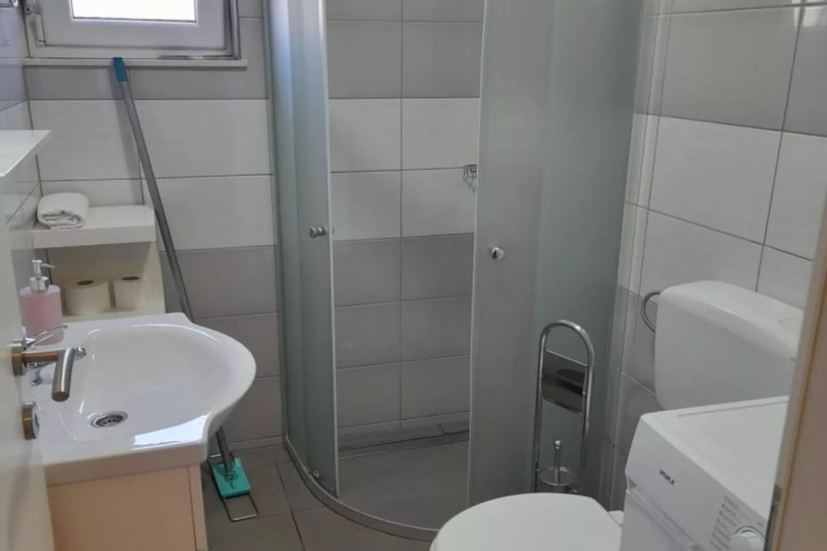 Peaceful Apartments Harfa- One Bedroom Apartment with Balcony and Partial Sea View 2 - Badkamer