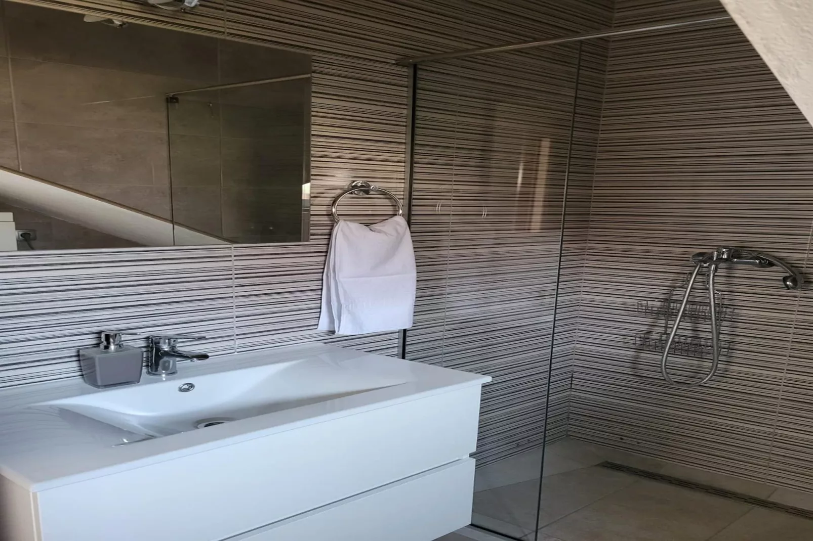 Elegant Trogir Apartment with Garden Terrace - Two Bedroom Apartment - Badkamer