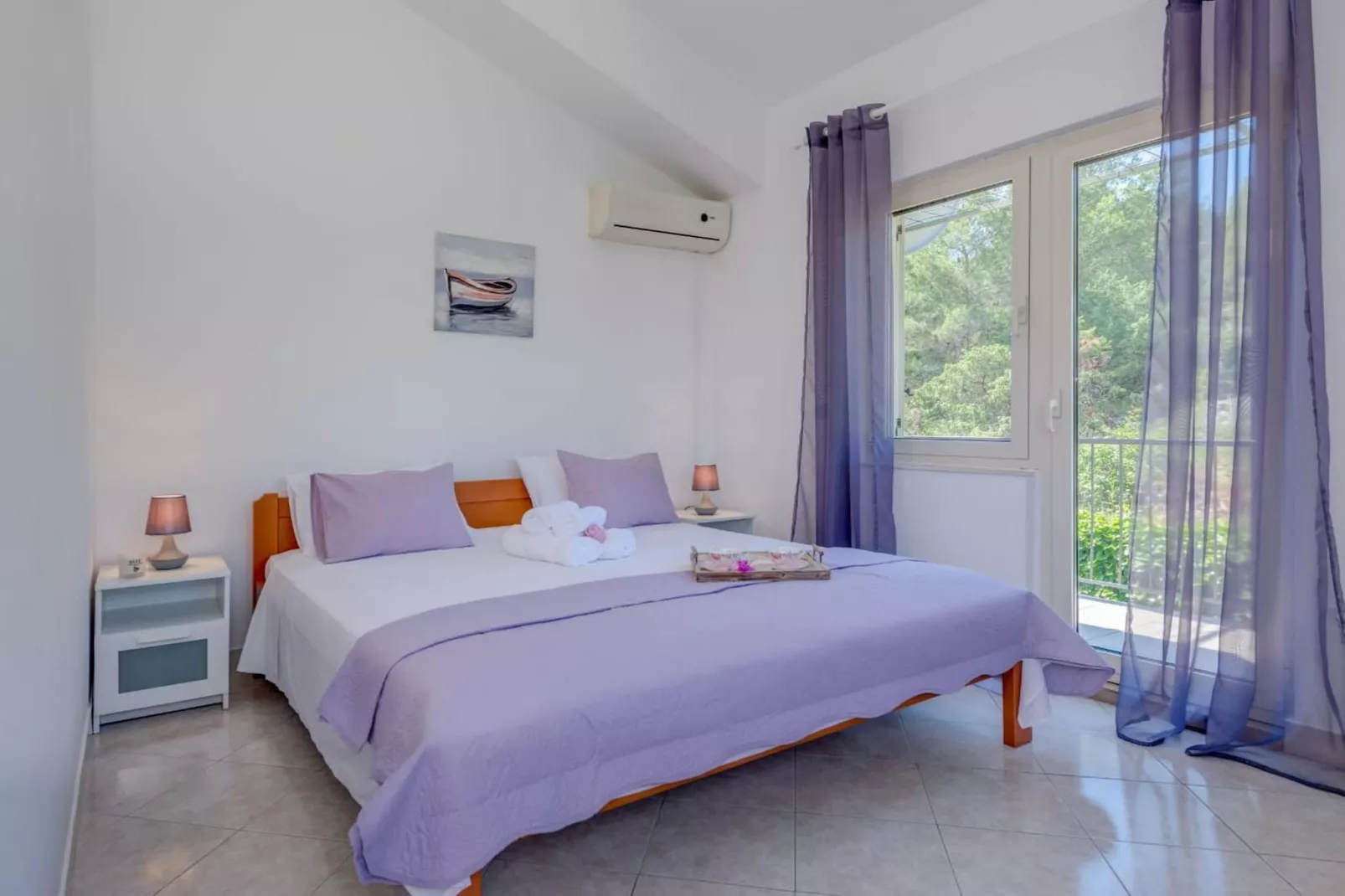 Seaside Getaway Holiday Home with Patio Slatine - Three Bedroom Holiday Home - Slaapkamer