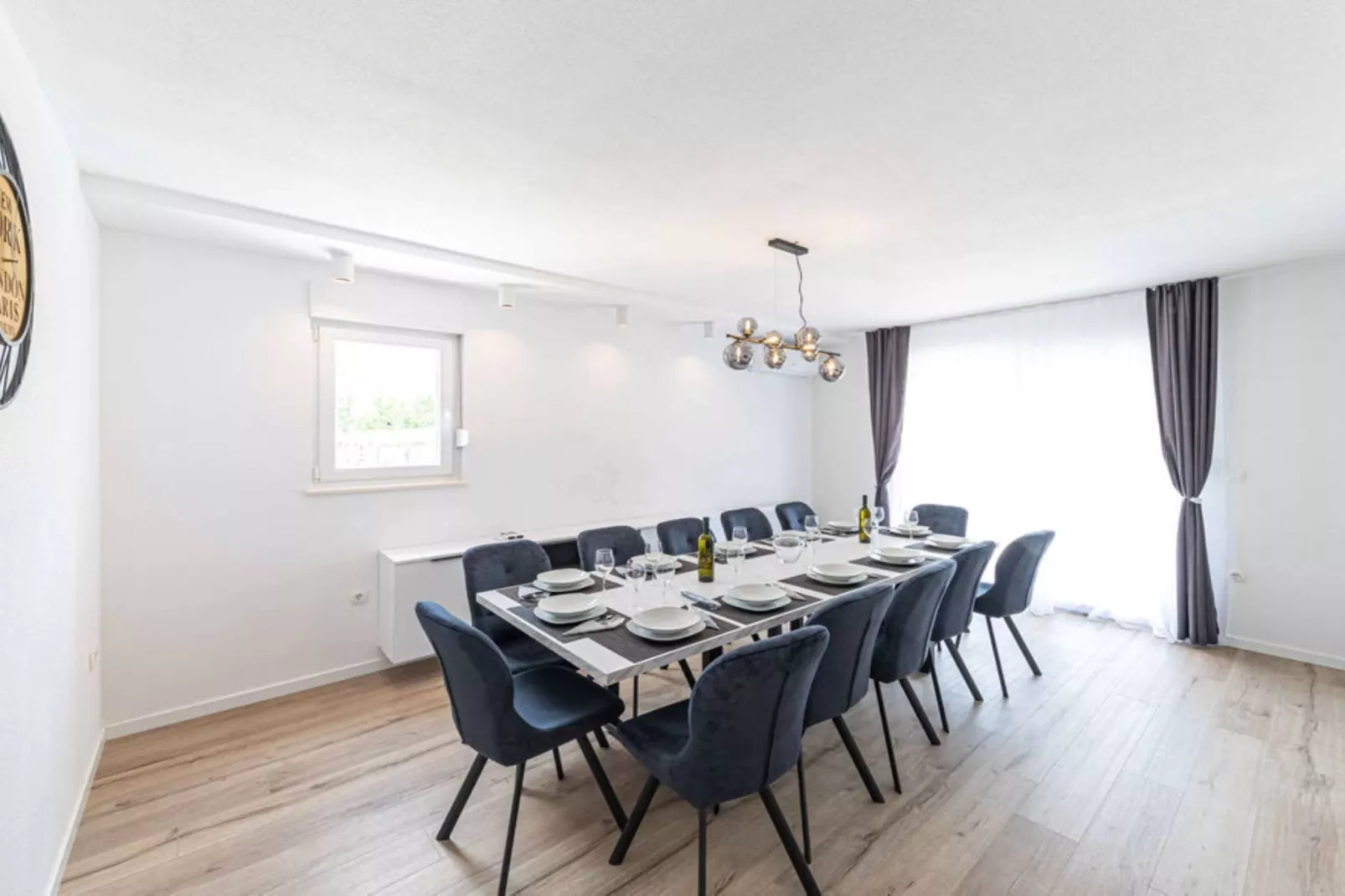 Expansive Retreat with Private Pool & BBQ, Near the Beach - Six Bedroom Villa - Eetkamer