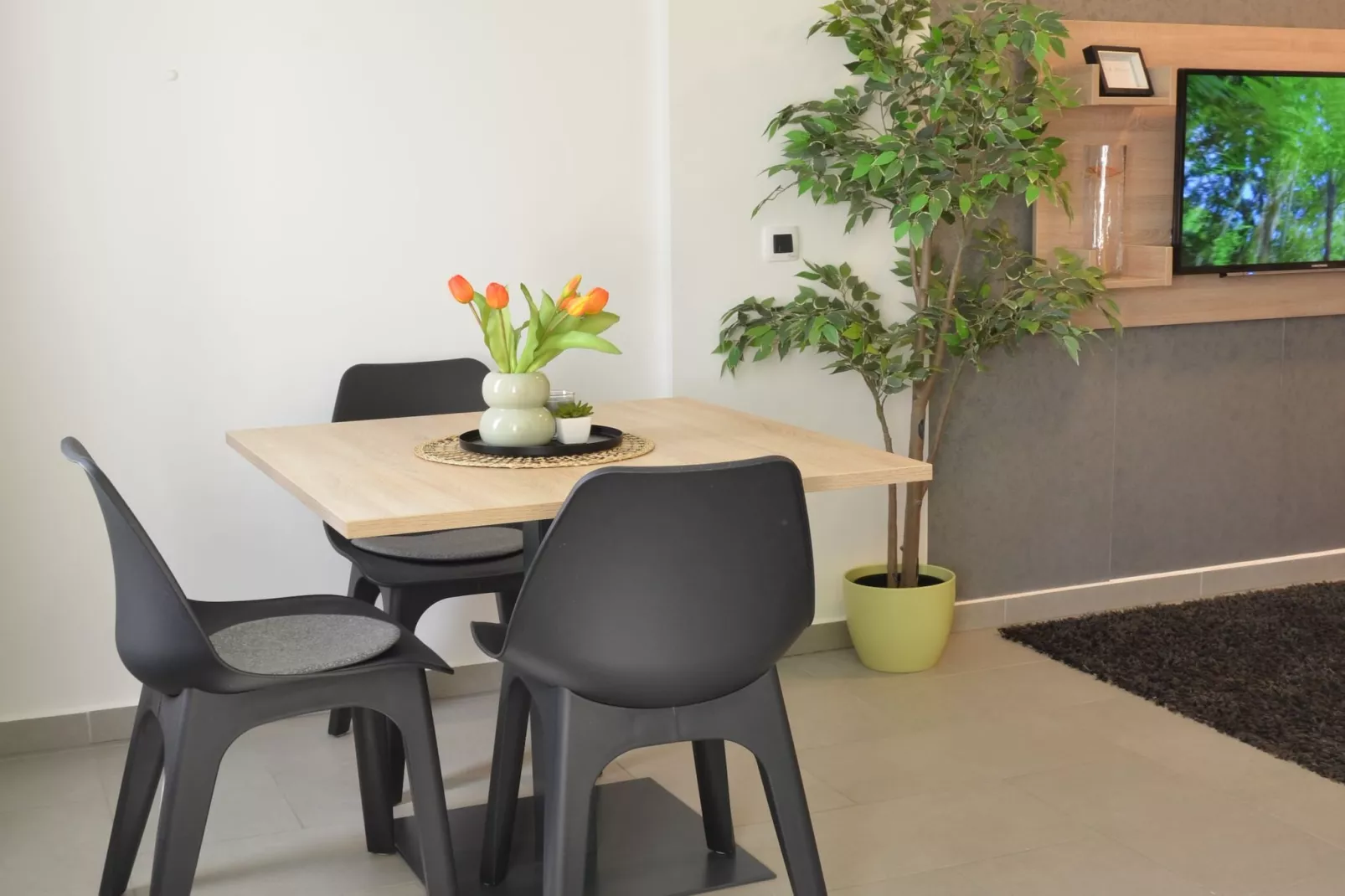 Stylish Apartments with Osijek Near Top Attractions - Comfort Studio Apartment - Maks - Woonkamer