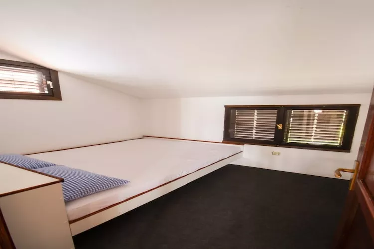 Apartment Kostanjevac - Two Bedroom Apartment with Terrace and Sea View - Slaapkamer