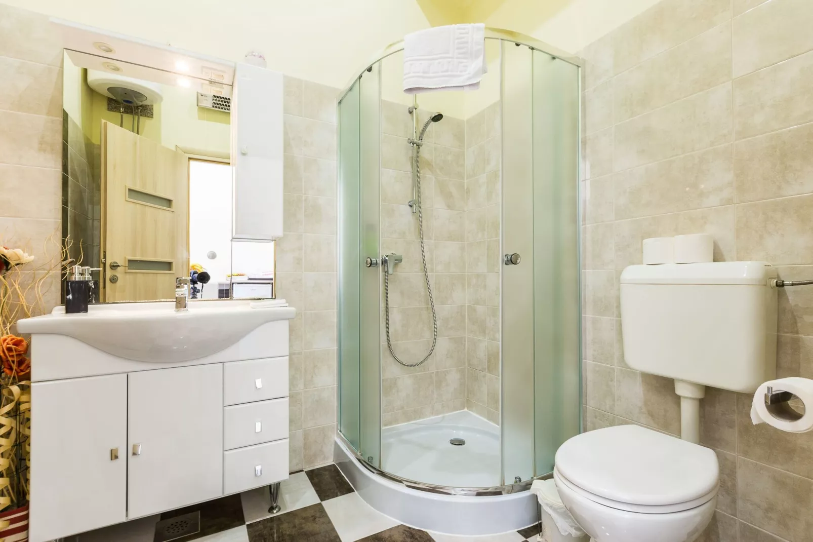 Charming and Historic Old Town Apartments - Double Room - Badkamer