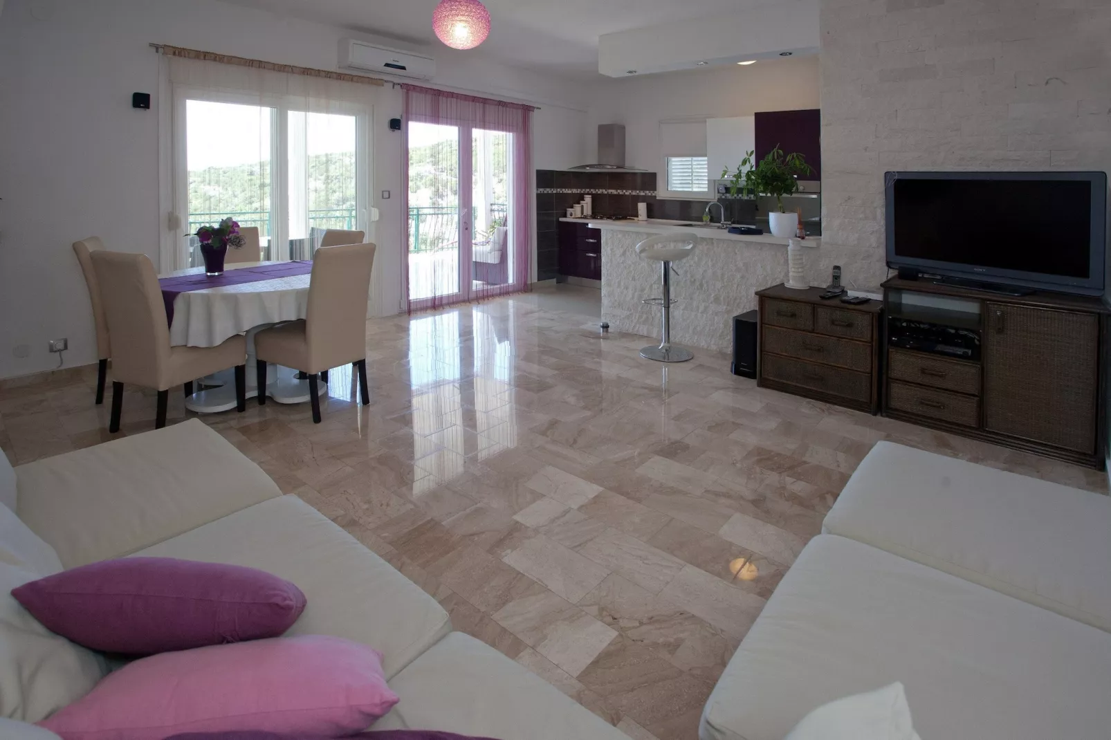 Wonderful Visinisce Apartments with Terrace and Sea Views - Standard Two Bedroom Apartment  (Owner 1) - Woonkamer
