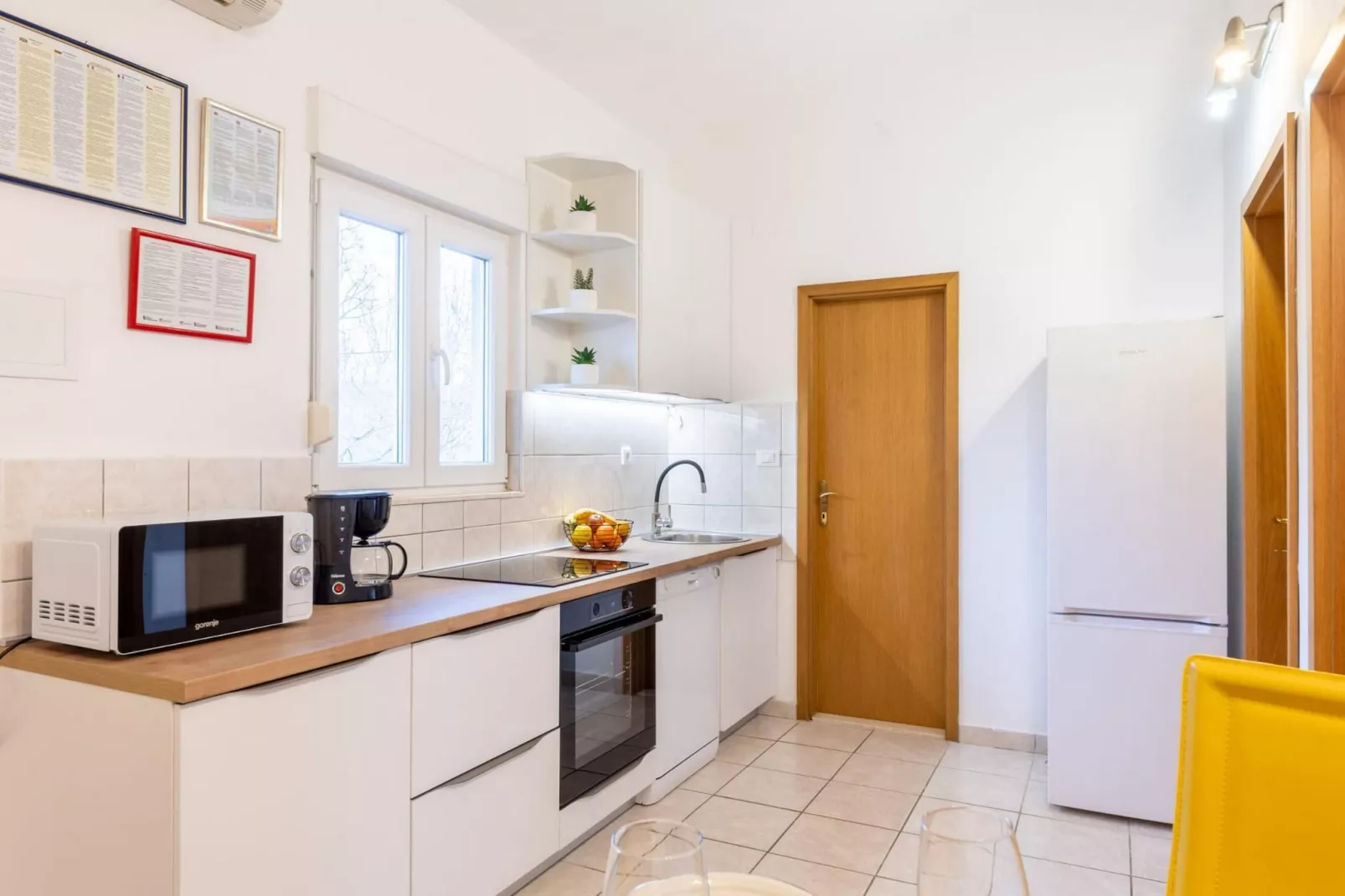 Spacious Prgomet Retreat with Private Pool, Fitness Centre, and Garden - Three Bedroom Villa - Keuken