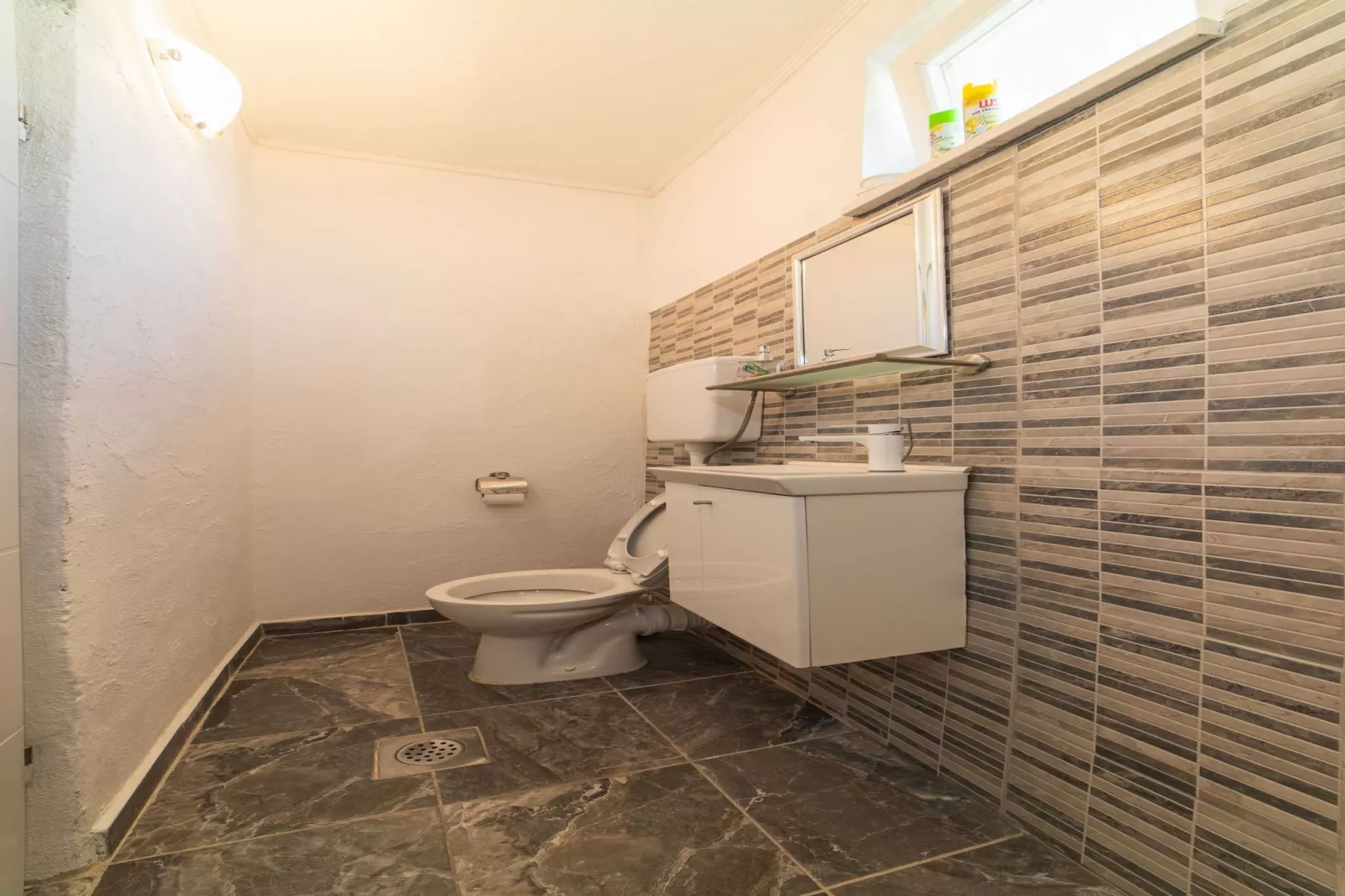 Tranquil and Stylish Apartment Kastel Novi - Studio Apartment with Garden - Badkamer