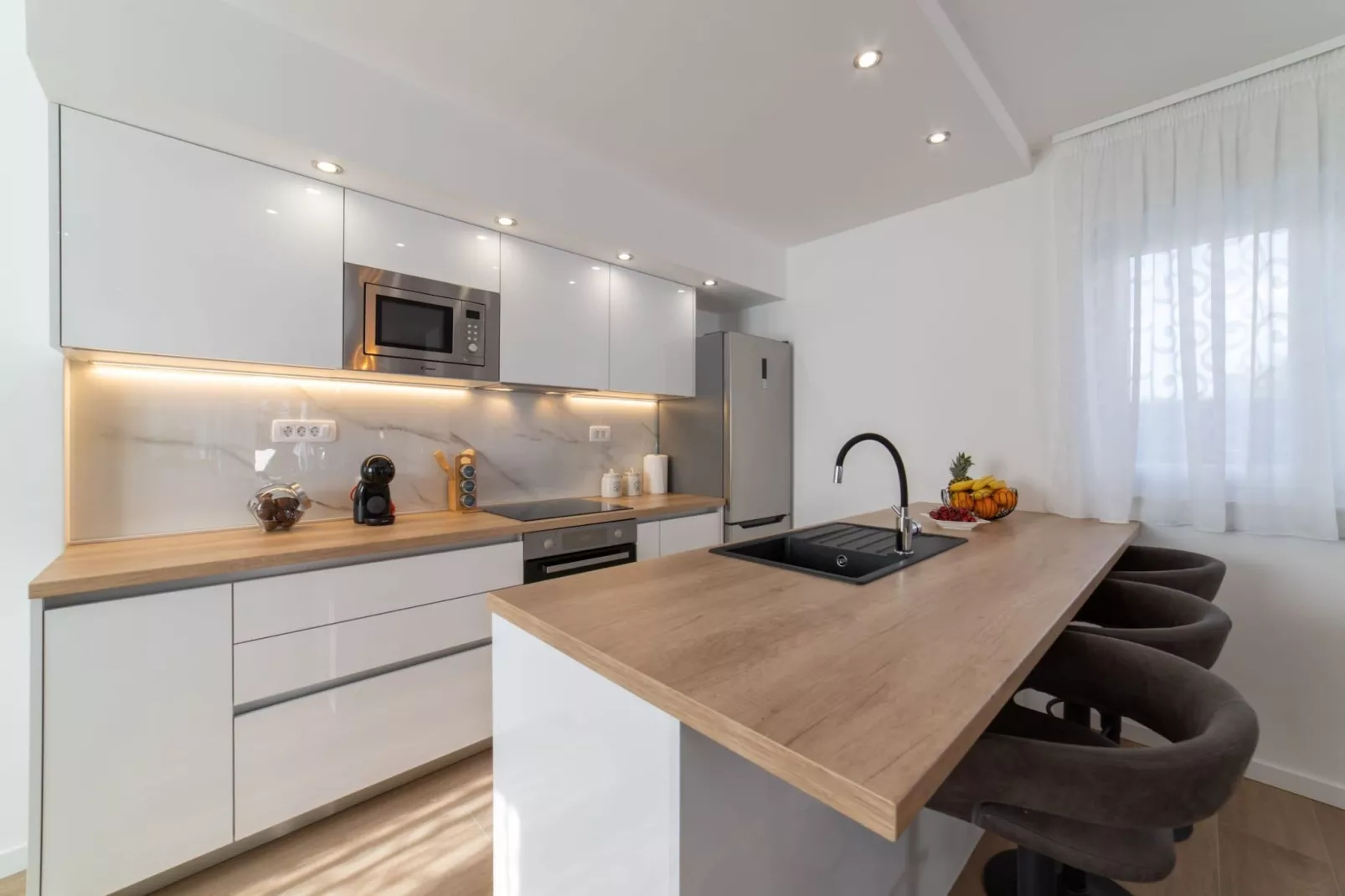 Luxury Kastela Villa with Heated Pool and Lounge Area - Four Bedroom Villa - Keuken
