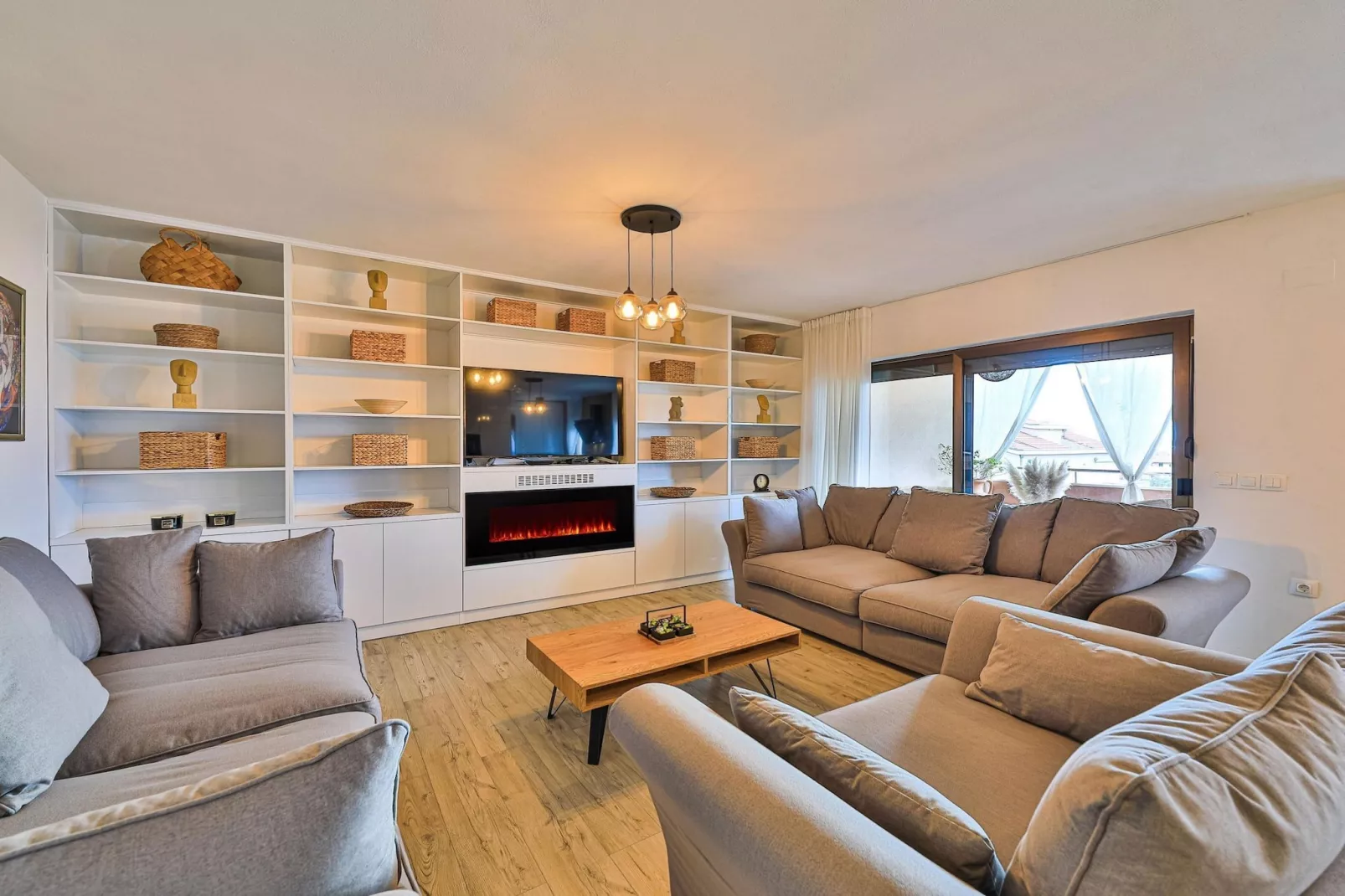 Charming Villa with Outdoor Pool, BBQ, and Sun Deck in Tranquil Kaštela Area - Five bedroom Villa - Woonkamer