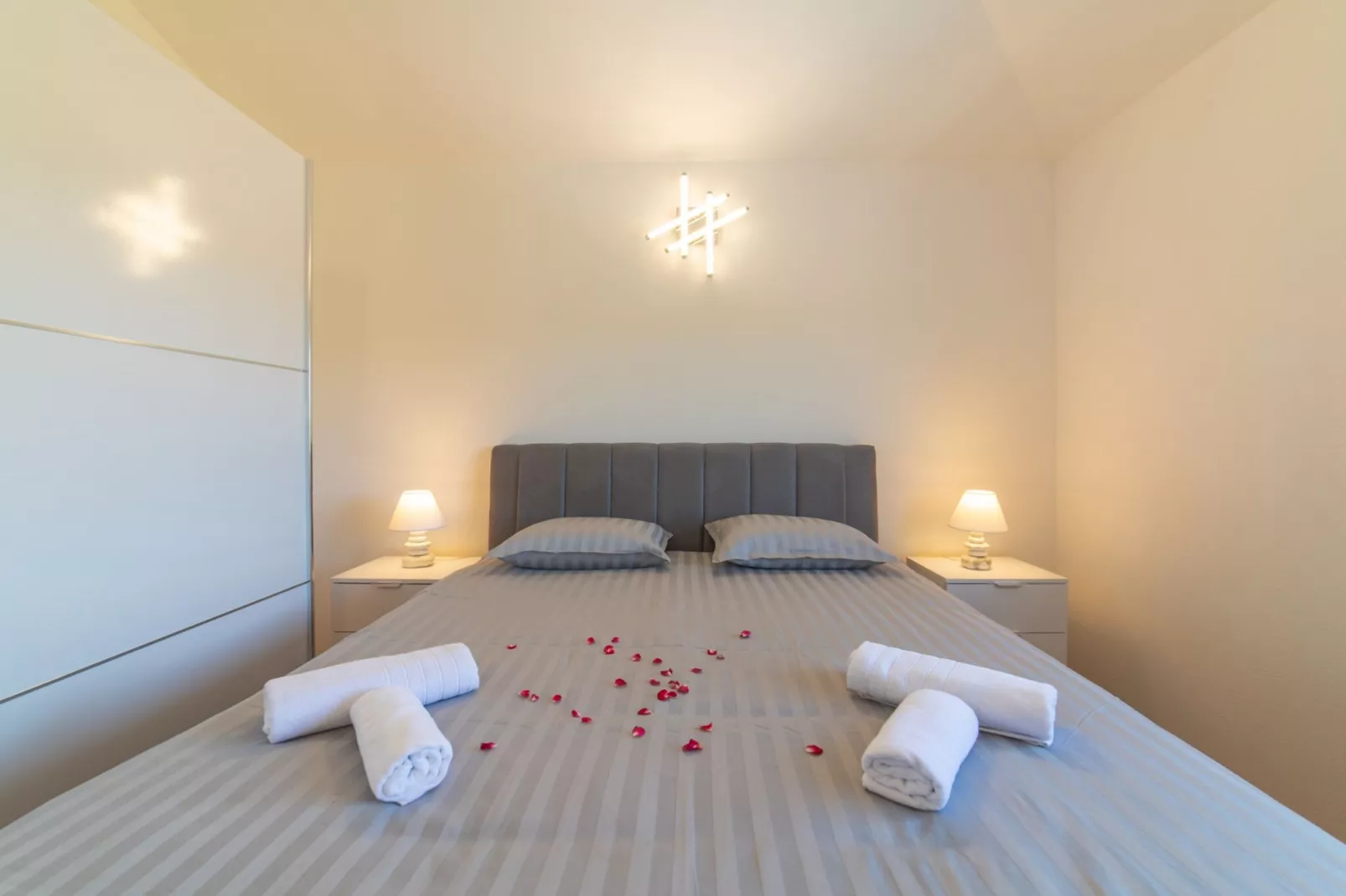 Idyllic Getaway Lovrec Villa with Pool - Five Bedroom Villa with Pool - Slaapkamer