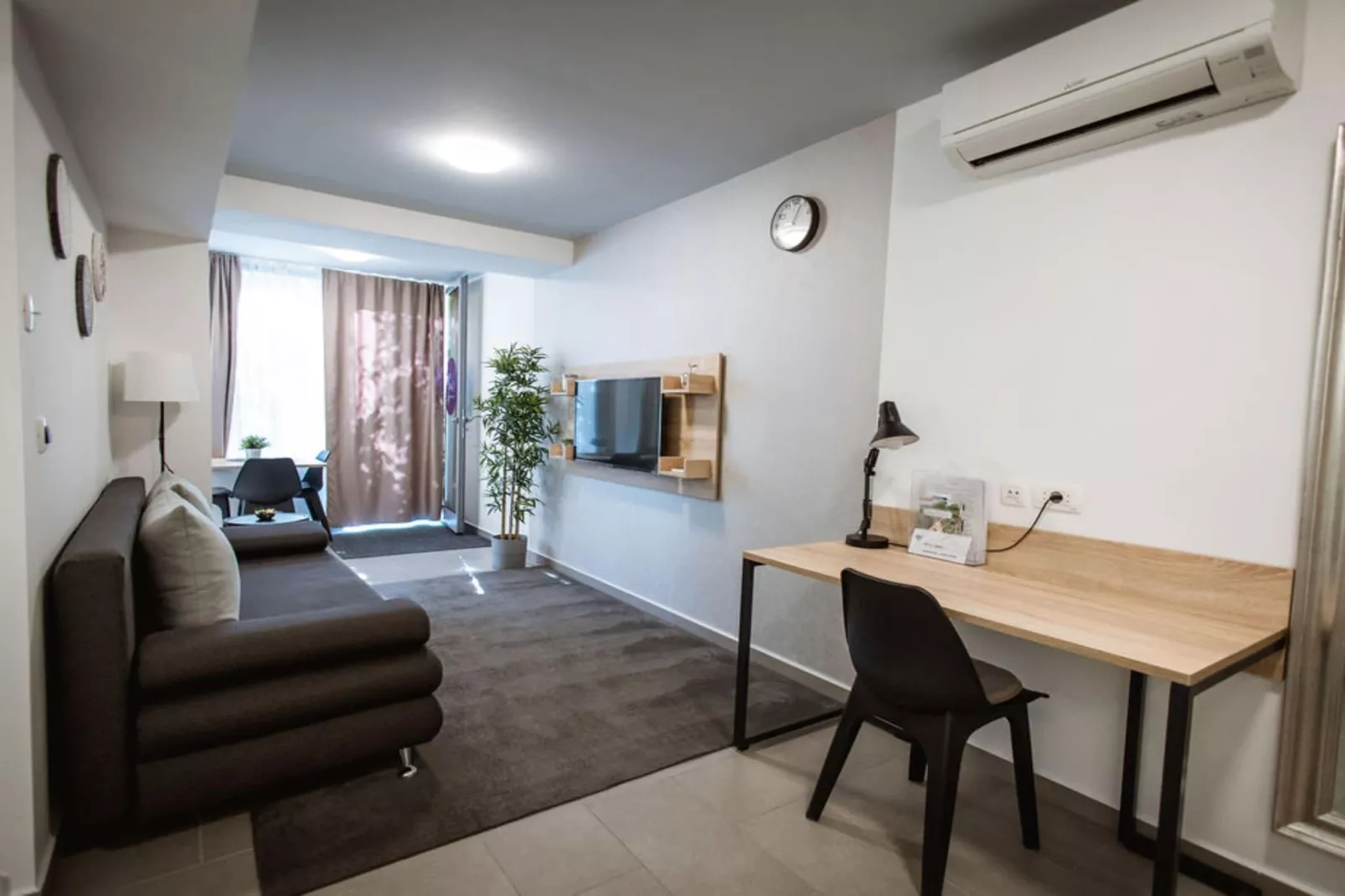 Stylish Apartments with Osijek Near Top Attractions - Standard Studio Apartment  - Maks 3 - Woonkamer