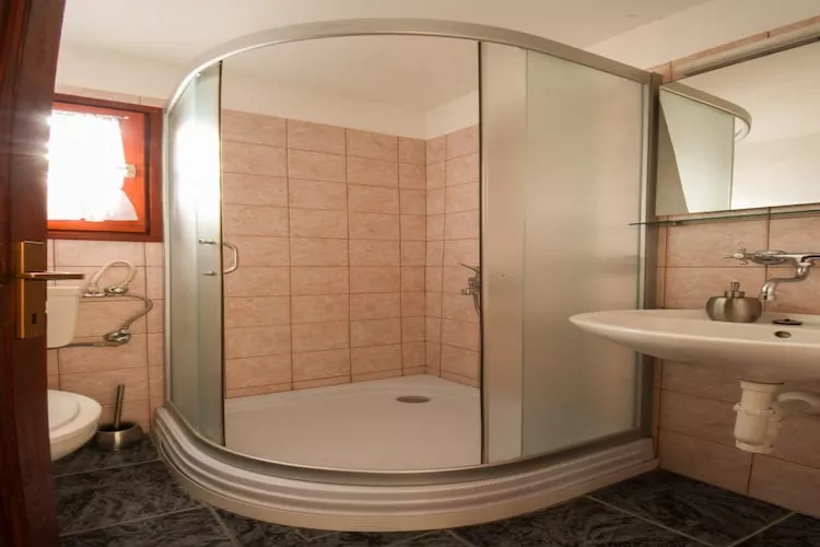 Apartment Kostanjevac - Two Bedroom Apartment with Terrace and Sea View - Badkamer