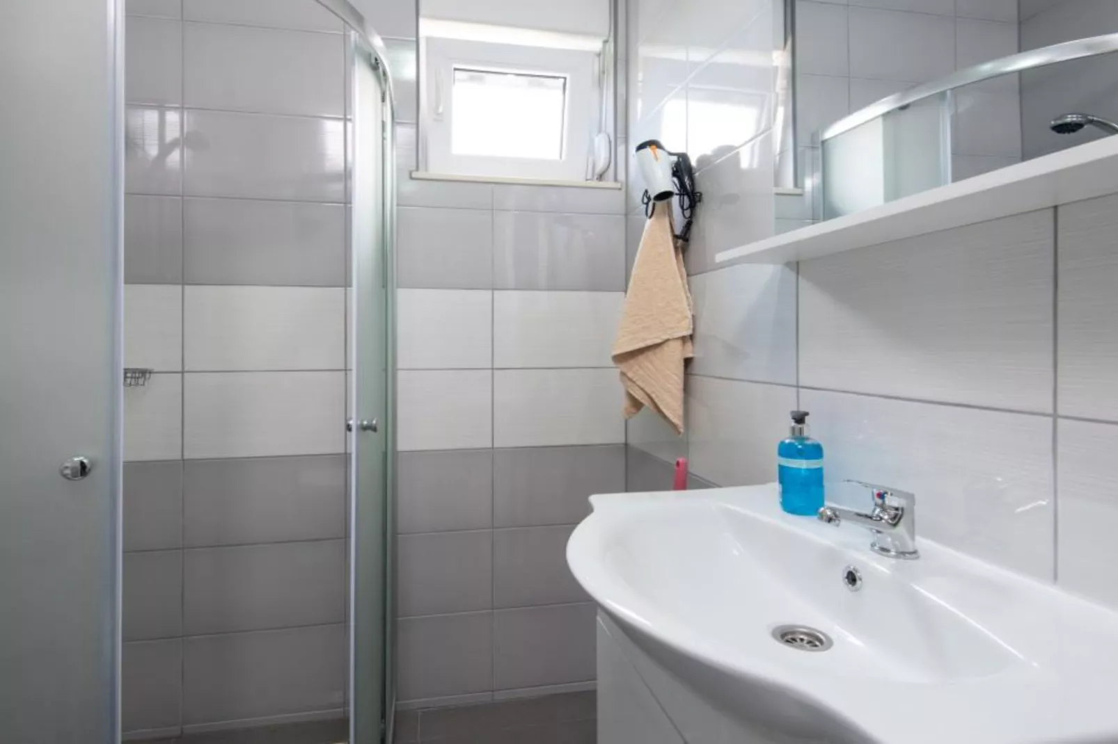 Peaceful Apartments Harfa-One Bedroom Apartment with Balcony and Partial Sea View 1 - Badkamer