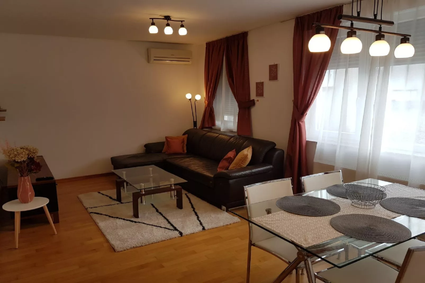 Apartment Aurelia Arena - One Bedroom Apartment - Eetkamer