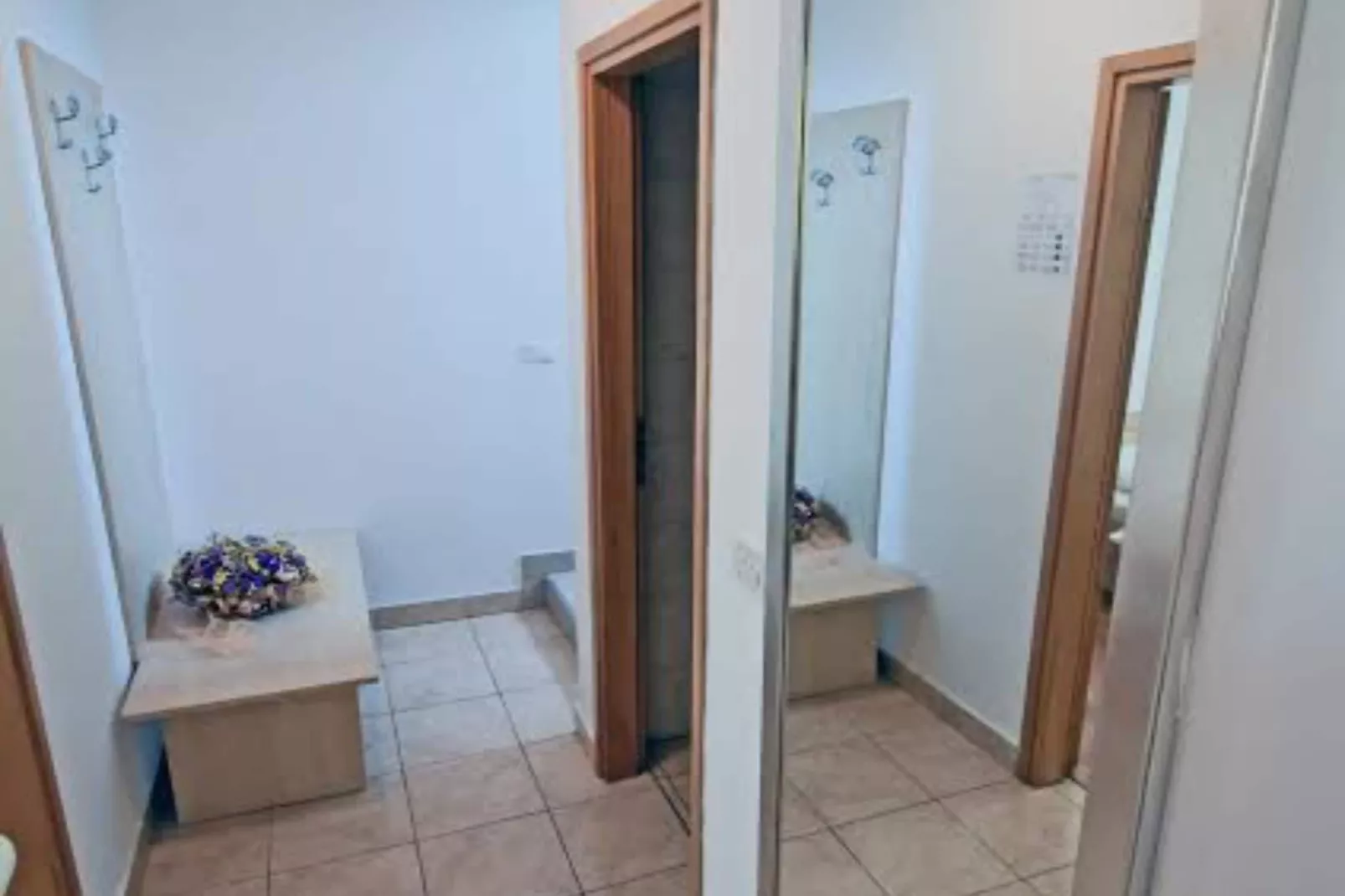 Beachfront Apartments Tamarix - One Bedroom Apartment with Partial Sea View - Binnen