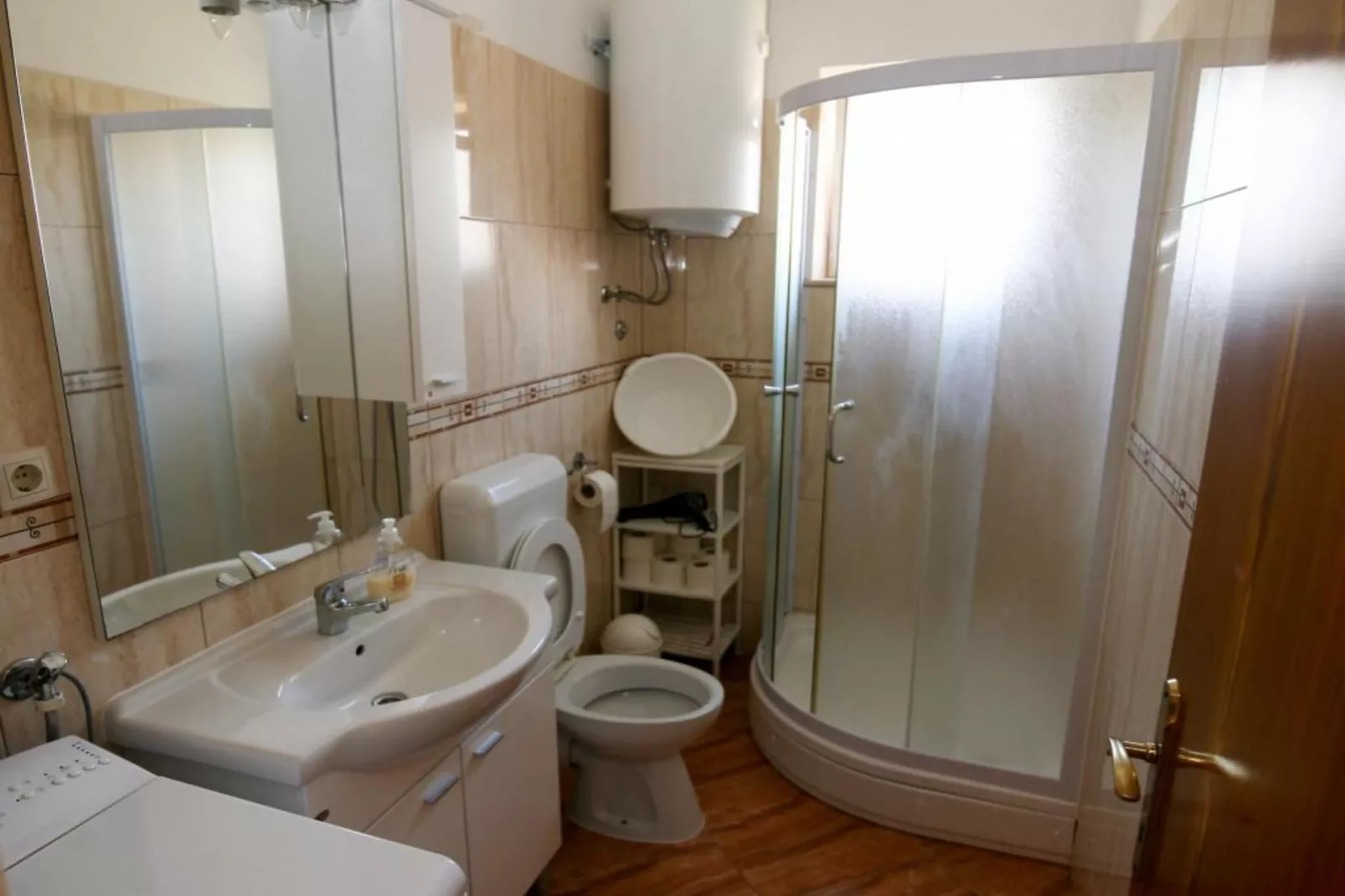 Spacious Beachfront Apartment Ciovo - Four Bedroom Apartment with Sea View - Badkamer