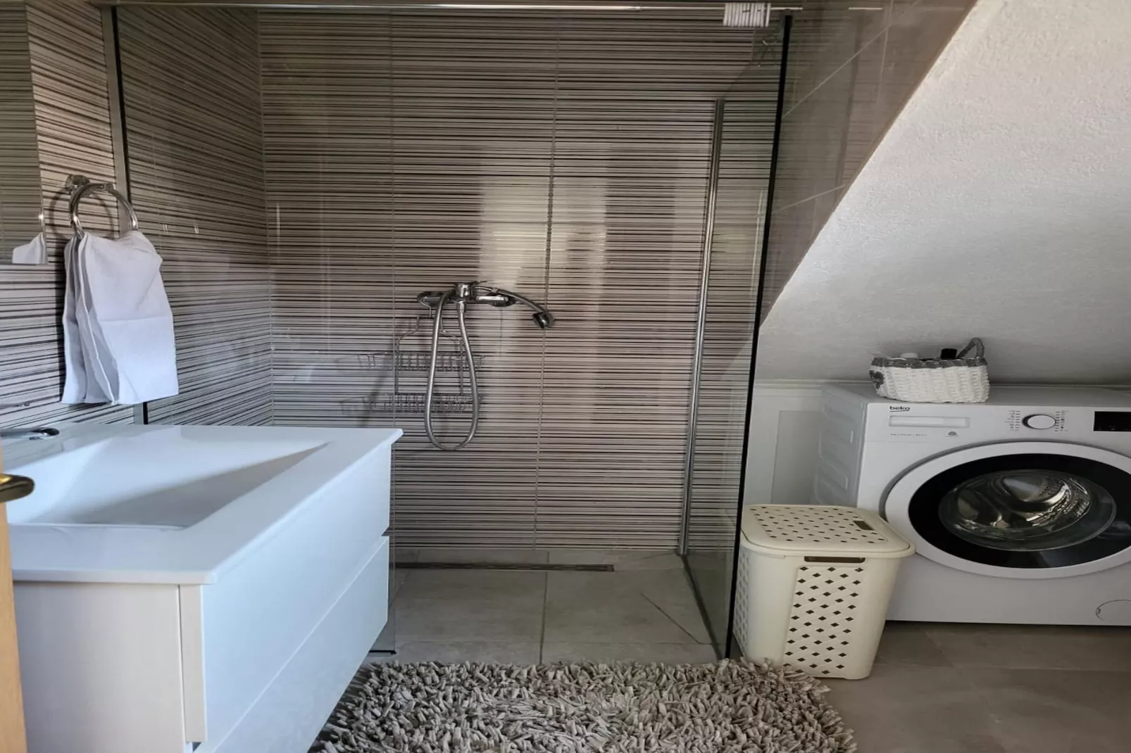 Elegant Trogir Apartment with Garden Terrace - Two Bedroom Apartment - Badkamer